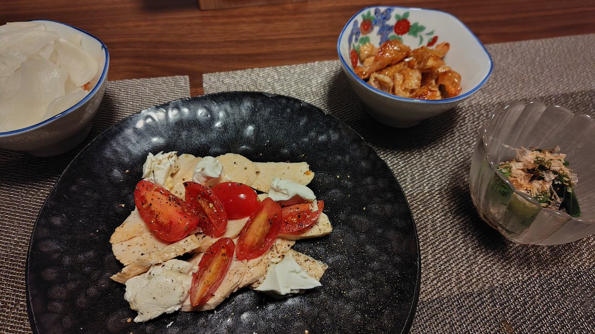 happycooktv's tweet photo. 鶏むねオリーブオイルあえ
ふるさと納税のクリームチーズを添えて
かぶの酢漬け笑
鶏皮パリパリ甘酢
小松菜お浸し https://t.co/plFx6tj9hV