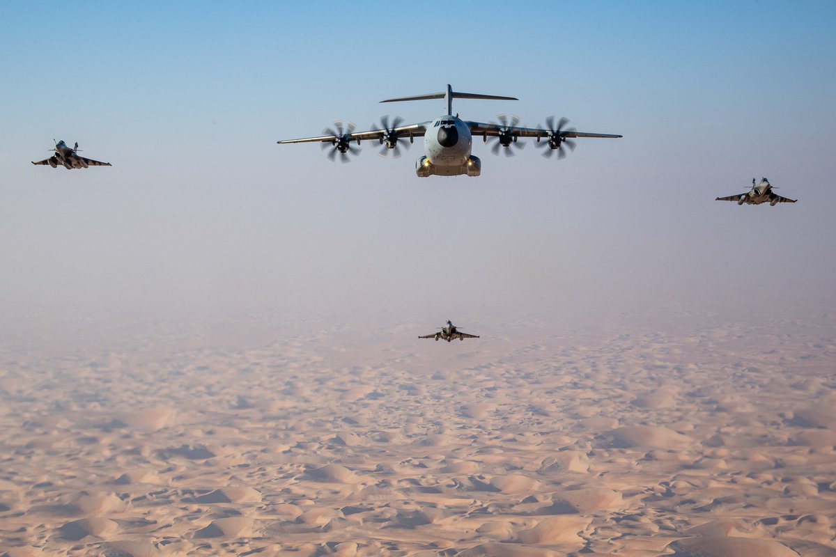Armee_de_lair's tweet photo. L’#A400M a pris ses marques aux Émirats Arabes Unis. Et en très bonne compagnie ! #MondayMotivation

➡️ depuis le 9 décembre 2025, nos fleurons sont réunis aux portes du Moyen-Orient. Un plot A400M est déployé en permanence sur la base aérienne 104, aux côtés des #Rafale du 1/7. https://t.co/e2pAjbg6yR