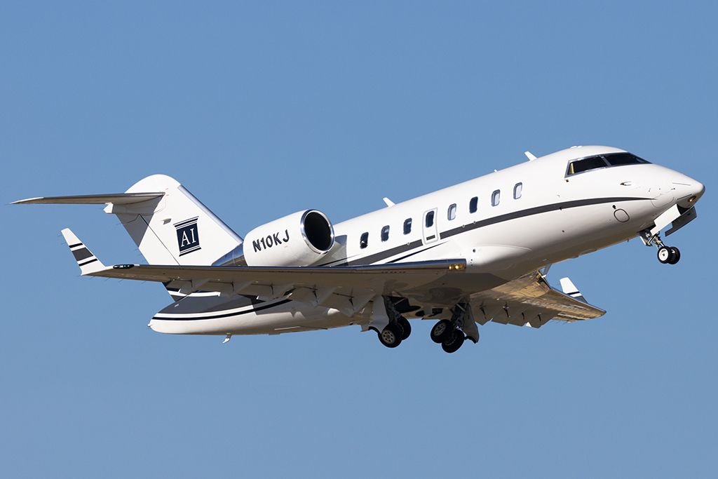 USAS_WW1's tweet image. #PlaneCrash #disaster #BombardierChallenger650 #Snowstorm2026: BREAKING: Bangor, Maine: Sunday 745 pm: Houston-based 2020 Bombardier Challenger 650 N10KJ with 8 aboard crashes on takeoff in heavy snow, flipping plane. No word yet on fate of 8. 💔🙏