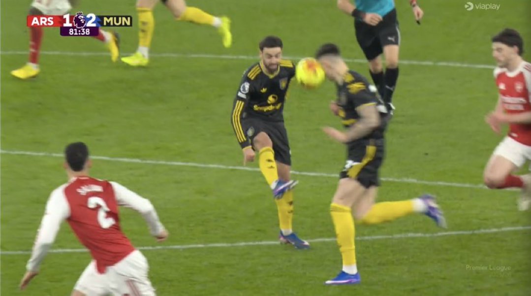 UTDKara's tweet image. Mind you, this was a pass from Bruno Fernandes, but Šeško couldn’t believe his eyes everything went blurry.

How can a pass be so powerful that Šeško had to pause for minutes to recover?

I guess that’s why we call him El Bomber 💣 🤣