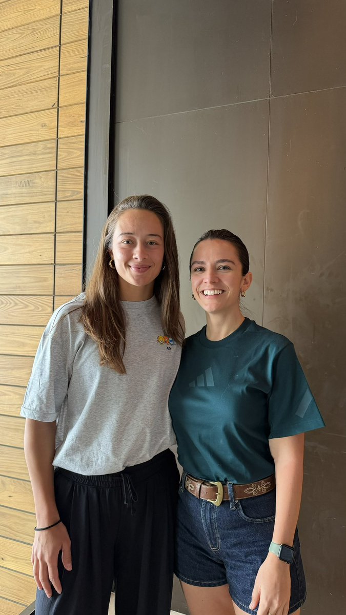 BercesteSeberr's tweet photo. Melbourne’de @ZeynepSonmez__ ile Aus Open yolculuğu özelinde mini bir röportaj gerçekleştirdik. Röportaj için bugün 15.00’te beIN SPORTS HABER kanalında beIN TENİS’i takip etmeyi unutmayın🎾

P.s. @ulasscann bu hafta yayın sana emanet. Haftaya Pazartesi Aus Open ile ilgili birçok detay ile yanındayım🇦🇺🤓

#AusOpen
@beINSPORTS_TR