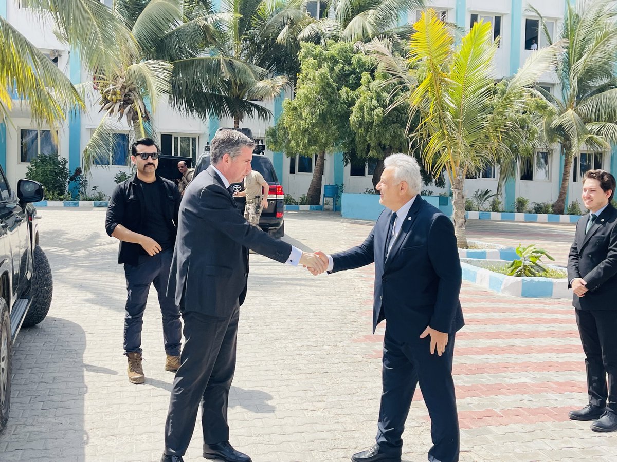 tmfsomalia's tweet photo. T.C. Dışişleri Bakanlığı Kuzey ve Doğu Afrika Genel Müdürü Büyükelçi Sn. Refik Ali Onaner ile T.C. Mogadişu Büyükelçimiz Sn. Alper Aktaş, Türkiye Maarif Vakfı Somali Temsilciliğimizi ve KM4 Kampüsümüzü ziyaret etti. https://t.co/9rXiLzAuDj