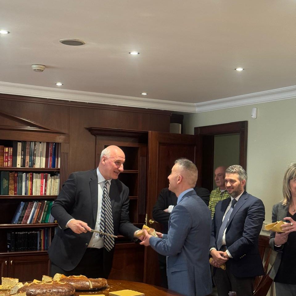 Πραγματοποιήθηκε η παραδοσιακή κοπή της βασιλόπιτας στους χώρους της Πρεσβείας, με θερμές ευχές όλων μας για ένα ειρηνικό&amp; δημιουργικό νέο έτος.

The tradition of Vasilopita was celebrated by the 🇬🇷Embassy in Ankara, with our heartfelt wishes for a peaceful&amp; prosperous New Year.