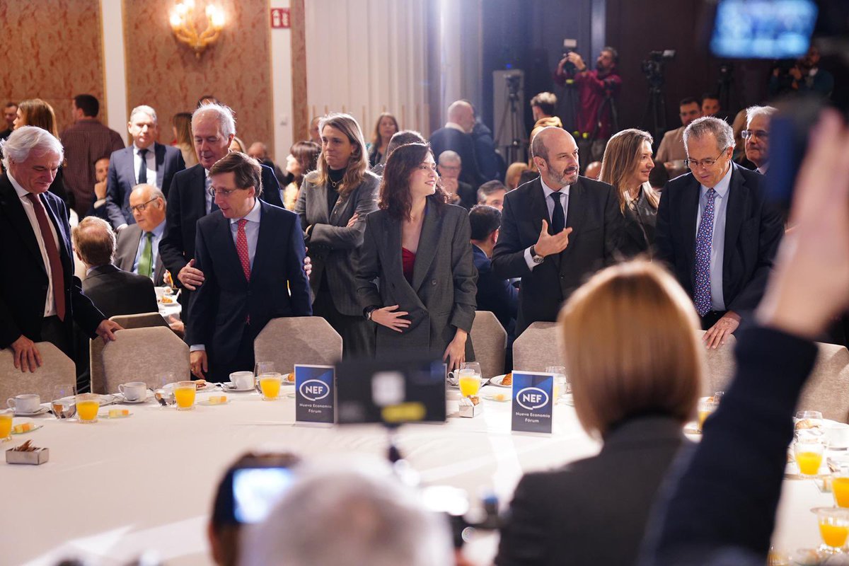 j_asanchez's tweet photo. Empezamos la semana con Desayuno Informativo de la Presidenta @IdiazAyuso en el Four Season, donde ha anunciado una nueva rebaja de medio punto del IRPF: 500 millones más en el bolsillo de 2,9 millones de madrileños.

Mientras Sánchez concede privilegios a los políticos catalanes,
la @comunidadmadrid aportará el 82% a la caja común: sostenemos los servicios públicos de España bajando impuestos.

Y a eso lo llaman “dumping fiscal”.

+info: https://t.co/VNMZazsdDE