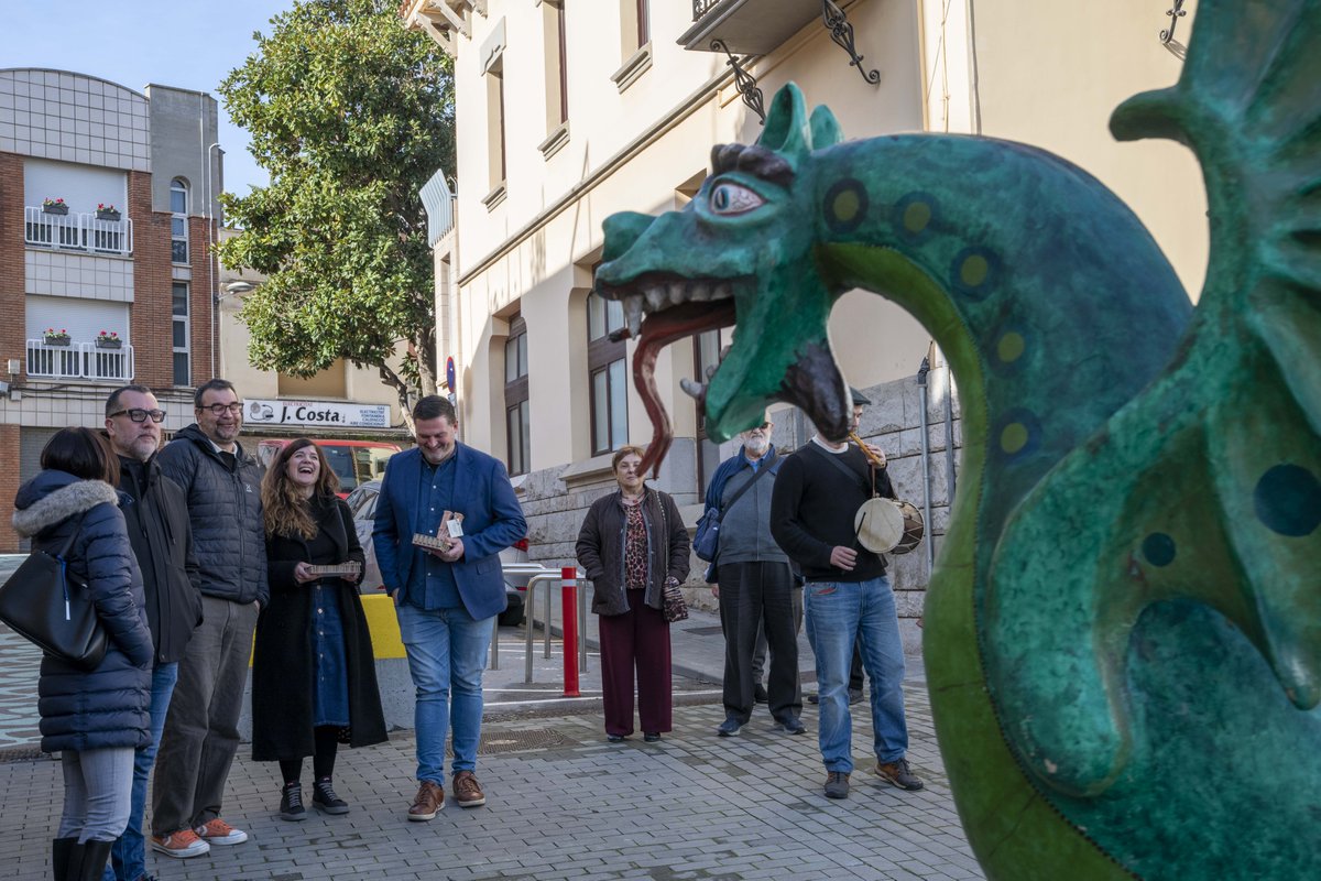 Bestiari_Cat's tweet photo. 📸 Així vam viure la inauguració de la nova seu de Bestiari a Sant Vicenç dels Horts

Gràcies a totes les persones que ens vau acompanyar en aquest pas tan important. Seguim caminant plegats, fent cultura i fent país.🐉🔥 https://t.co/yM7s6kyce6