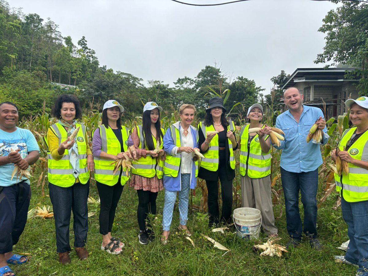 AFAMMERmujer's tweet photo. 🌍AFAMMER destaca su proyección internacional en Filipinas
Nuestra presidenta Carmen Quintanilla se rodea de mujeres agricultoras que reconocen el trabajo de AFAMMER como referente mundial 💜
🌱Agricultura, sostenibilidad y cooperación internacional
#AFAMMER #MujeresRurales https://t.co/CnNE20vQHY