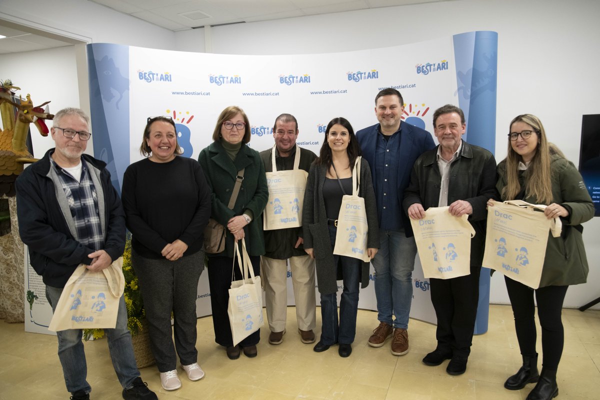 Bestiari_Cat's tweet photo. 📸 Així vam viure la inauguració de la nova seu de Bestiari a Sant Vicenç dels Horts

Gràcies a totes les persones que ens vau acompanyar en aquest pas tan important. Seguim caminant plegats, fent cultura i fent país.🐉🔥 https://t.co/yM7s6kyce6