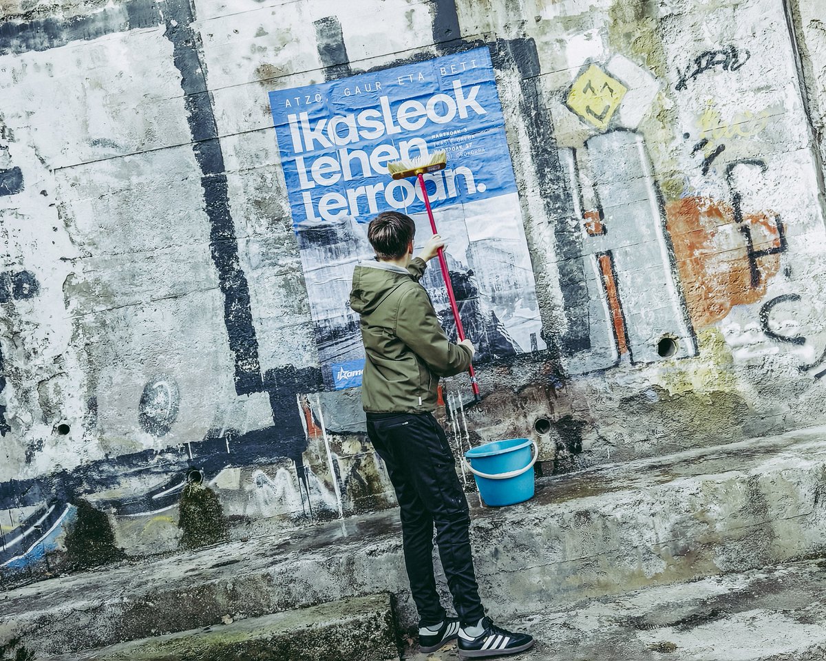 IkasleriaMartxa's tweet photo. Datozen hilabeteetan greba ziklo batean sartuko gara: martxoaren 3an ikasle greba eta martxoaren 17an greba orokorra.

Guri dagokigu aurreko belaunaldiek egin zuten bezala, memoria historikoaren eta bizi baldintza duinen defentsan kaleak hartzea. https://t.co/1NCUm4wTiw