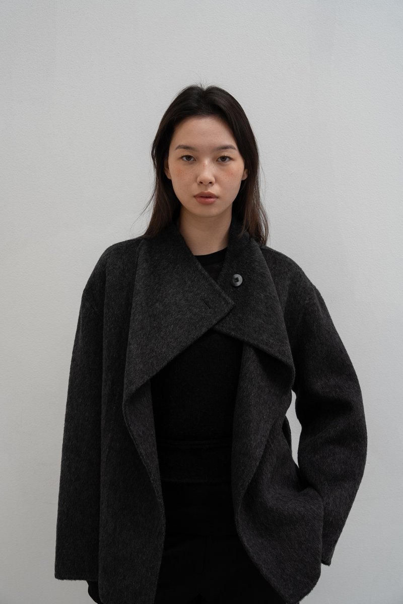 軽やかに、冬を纏う一枚。肩の力を抜いたリラックス感と、どこか品の