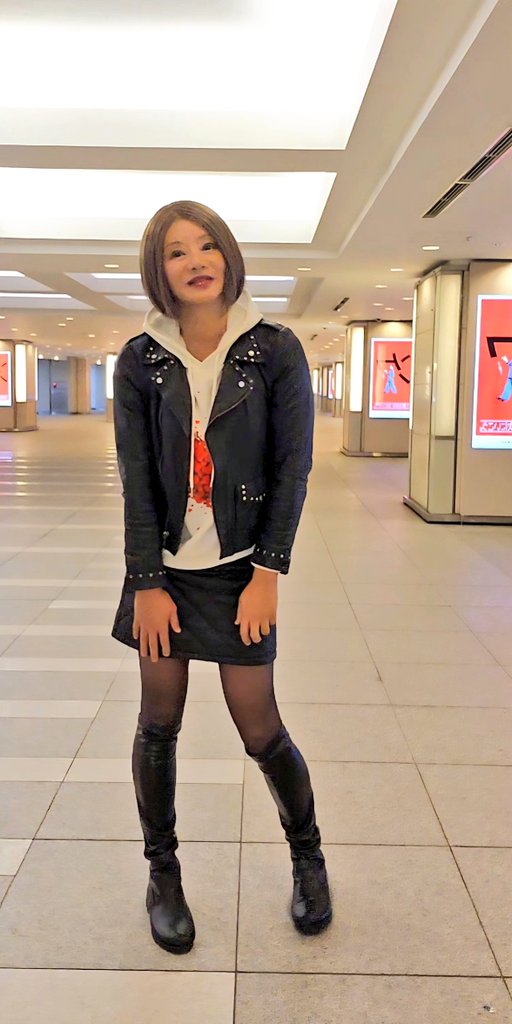 昨日は新宿のセレーネカフェで洋楽カラオケ大会があり、皆さん思い思いに歌って楽しい会でした🎶🎸💃
上手くなんてできないけれど😆
好きな曲を歌うだけで不器用なﾜﾀｼでも楽しく、心のケアに繋がります🤭💕

お疲れさまでした❣️
安らぎを感じられる穏やかで素敵な夜でありますように🌌🍻🍀💞🎀