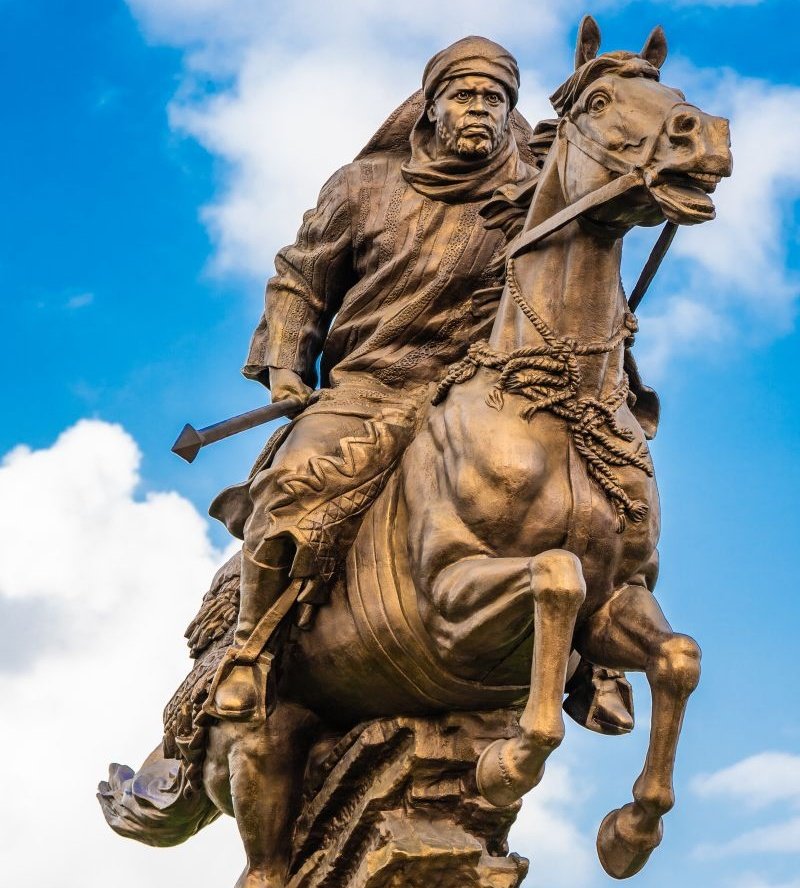 Nelpepper's tweet image. Bio Guéra (whose real name was Gbaasi N'Guerra), born in 1856 and died on December 17, 1916, was a famous Wassangari warrior prince from northern Benin 🇧🇯 . An emblematic figure of the resistance against imperialism.

This statue is located in Cotonou