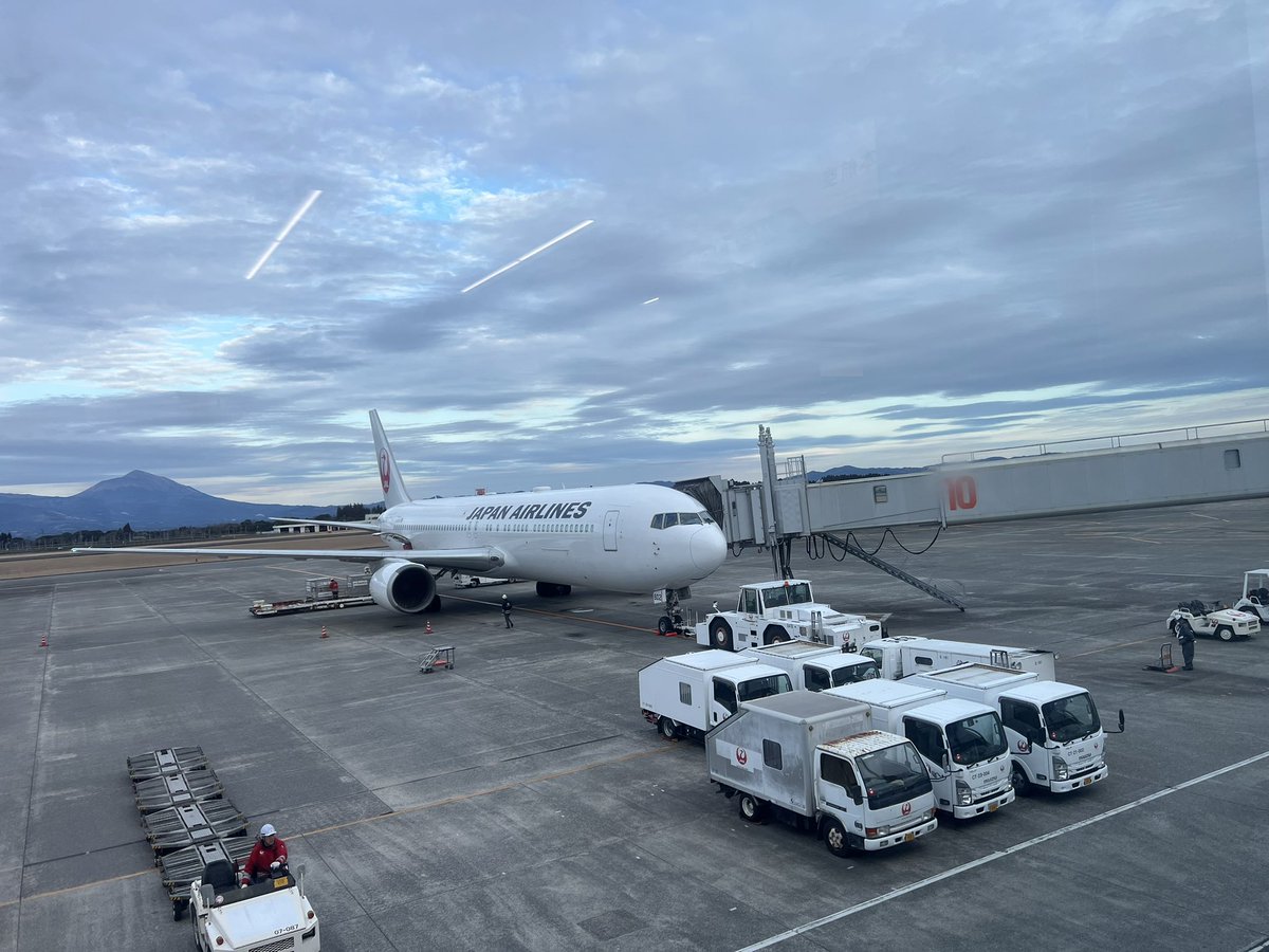 鹿児島から帰宅✈︎
乾燥してるから、声ガラガラになったかと思ってたら…昨日から完全に声が出ない🤣
体調良好だけど、ただただ声が🤣自分的にはいつも通りに話してるんだけだな🥶
調べたらストレス障害みたい🤪数日前から仕事ストレスやばかったから、否定できない😂