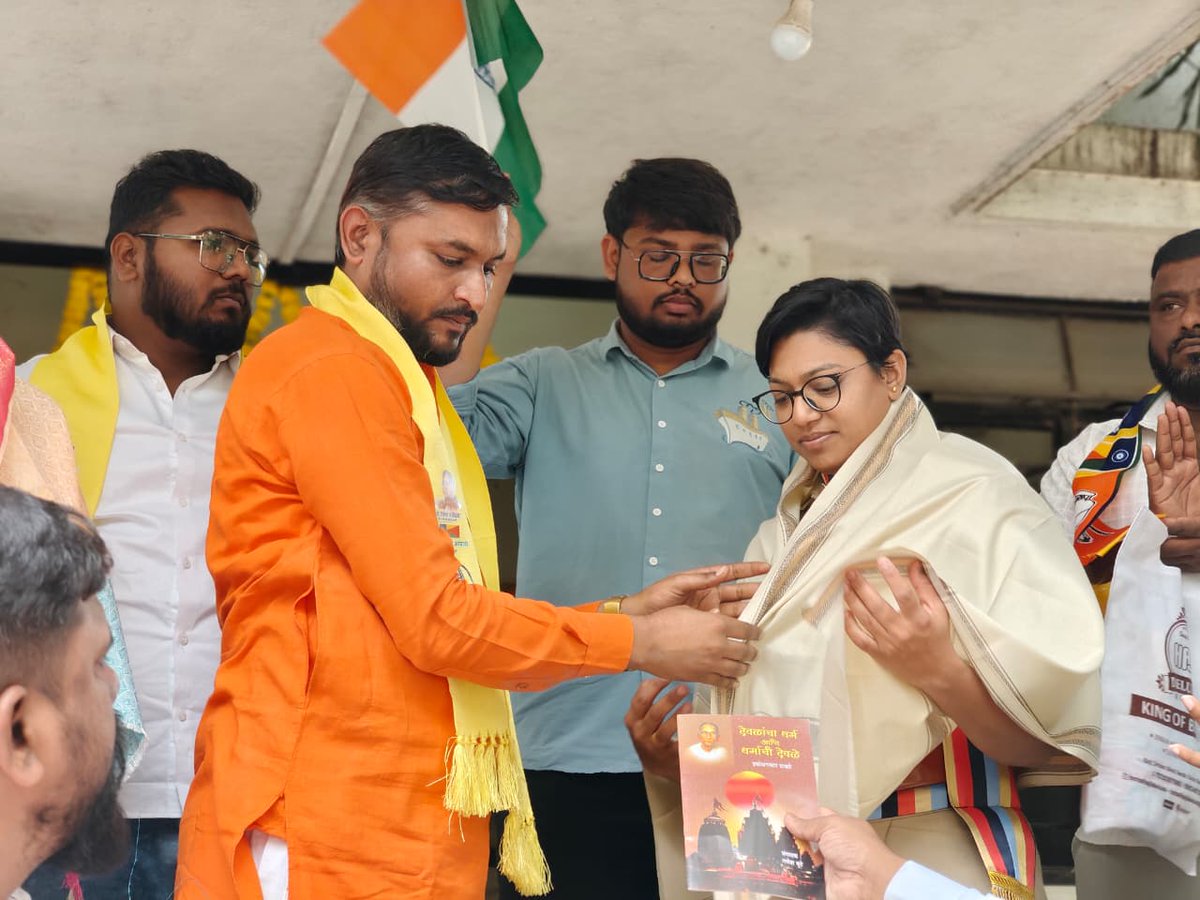 eprabuddhbharat's tweet photo. गिरीश महाजन यांनी भाषणात बाबासाहेबांचे नाव वगळले; महिला  कर्मचाऱ्यांचा भाषणादरम्यान तीव्र आक्षेप!

नाशिक : प्रजासत्ताक दिनाच्या मुख्य शासकीय ध्वजारोहण पोलीस परेड मैदान, नाशिक येथे कार्यक्रमात एक लाजिरवाणा प्रकार पाहायला मिळाला. राज्याचे ग्रामविकास मंत्री गिरीश महाजन यांनी आपल्या भाषणादरम्यान भारतीय राज्यघटनेचे शिल्पकार डॉ. बाबासाहेब आंबेडकर यांचे नाव घेतले नाही, यामुळे वनविभागाच्या महिला कर्मचाऱ्यांनी तिथे आक्षेप घेतला. 

महिला कर्मचाऱ्यांनी डॉ. बाबासाहेब आंबेडकर यांचे नाव का वगळले असा थेट सवाल केला. त्यावर पोलिसांनी त्यांना तातडीने बाहेर काढले. यामुळे एकच संतापाची लाट उसळली आहे.

नेमकी घटना काय?

प्रजासत्ताक दिनानिमित्त आयोजित कार्यक्रमात मंत्री गिरीश महाजन यांचे भाषण सुरू असताना, दर्शना सौपुरे (वनरक्षक) आणि माधुरी जाधव (वनविभाग) या महिला कर्मचाऱ्यांनी घोषणाबाजी करत आपला निषेध नोंदवला. महाजन यांनी आपल्या भाषणात महापुरुषांचा उल्लेख करताना डॉ. बाबासाहेब आंबेडकरांचे नाव का वगळले? असा थेट सवाल या महिलांनी उपस्थित केला.

महिला कर्मचाऱ्यांनी आक्रमक पवित्रा घेताच पोलिसांनी तात्काळ धाव घेत त्यांना घोषणाबाजी करण्यापासून रोखले. महिलांना घोषणा देताना रोखण्याचे प्रयत्न यावेळी करण्यात आली. त्यानंतर पोलिसांनी या महिलांना ताब्यात घेऊन बाजूला केले. महिला कर्मचाऱ्यांना पोलिस स्टेशनला नेण्यात आले आहे. 

वंचित बहुजन आघाडीचा पाठिंबा -

या घटनेनंतर राजकीय वर्तुळातूनही प्रतिक्रिया उमटण्यास सुरुवात झाली आहे. वंचित बहुजन आघाडीने या दोन्ही महिला कर्मचाऱ्यांच्या भूमिकेचे समर्थन केले असून, "आम्ही या धाडसी बहिणींच्या पाठीशी खंबीरपणे उभे आहोत," असे जाहीर केले आहे. महापुरुषांचा अवमान किंवा त्यांना डावलण्याचे प्रकार सहन केले जाणार नाहीत, असा इशाराही पक्षाकडून देण्यात आला आहे. वंचित बहुजन आघाडीच्या नाशिक कमिटीने तातडीने पोलीस स्टेशनमध्ये जात त्या महिलांना धीर दिला आणि समर्थन दिले. त्यावेळी त्यांचा सन्मान सुद्धा करण्यात आला.

"ज्यांच्यामुळे आज आपण हा लोकशाहीचा उत्सव साजरा करत आहोत, त्या राज्यघटनाकारांचे नाव भाषणात न येणे हे अत्यंत दुर्दैवी आहे. आम्ही केवळ आमचा हक्क आणि सन्मान मागितला आहे.
डॉ. बाबासाहेब आंबेडकरांनी सर्व जाती-धर्माच्या नागरिकांना समानतेचे हक्क दिले आणि भारताला संविधान दिले. मात्र, मंत्र्यांच्या भाषणात बाबासाहेबांचे नाव नसणे ही लाजिरवाणी बाब आहे. मला माझ्या नोकरीची पर्वा नाही; बाबासाहेबांचे नाव पुसण्याचा प्रयत्न करणाऱ्यांविरोधात आम्ही वेळोवेळी आवाज उठवू. त्यांची ओळख आम्ही कधीही पुसू देणार नाही. मला निलंबित (Suspend) केले तरी चालेल, पण आज पालकमंत्री ज्या पदावर आहेत, ते देखील केवळ संविधानामुळेच आहेत, हे विसरता कामा नये." असे दर्शना सौपुरे आणि माधुरी जाधव या महिला कर्मचाऱ्यांनी घोषणाबाजी करत आपला निषेध नोंदवला.

#BabasahebAmbedkar
#RepublicDayIncident
#NashikNews
#ConstitutionOfIndia
#AmbedkarJayanti
#FreedomOfExpression
#WomenProtest
#DalitRights
#SocialJustice
#IndianPolitics
#VoicesOfDissent
#RespectTheConstitution
#AmbedkarLegacy
#GovernmentAccountability
#VanchitBahujanAghadi