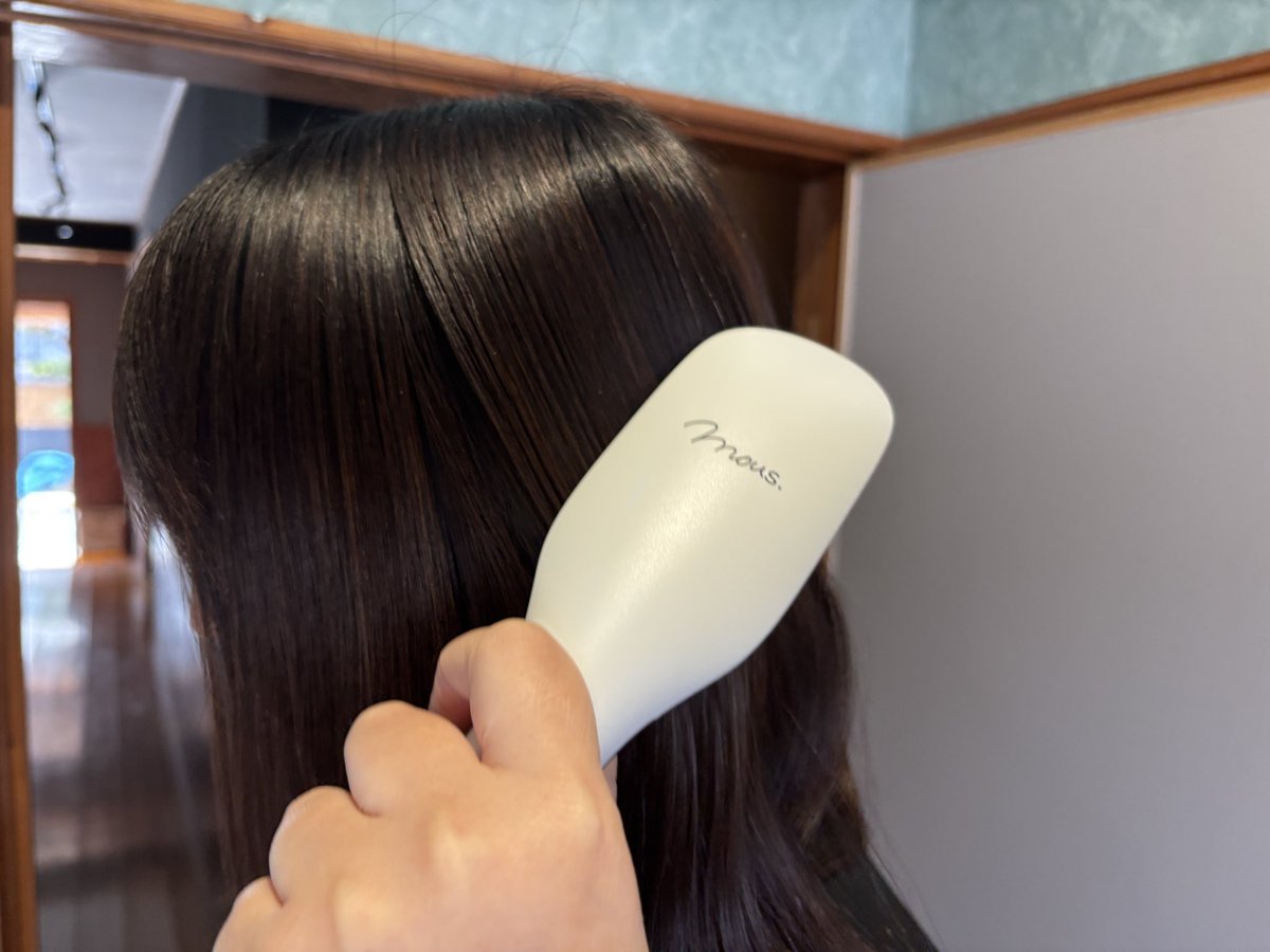yatsushiroSSF's tweet photo. 新しいヘアブラシを手に入れたぞー！！

最近めちゃくちゃ髪の毛パサついてたんだけど、見てこれ！！！！！
櫛通した瞬間ツヤツヤ！！サラサラ！！！試しに夫の髪の毛でもやってもらったらサラサラになって笑ってしまったw
頭皮ケアも出来るからヘアケア頑張るー！！

#PR #エレブラ
@eternojapangals https://t.co/Vpgf45dVGr