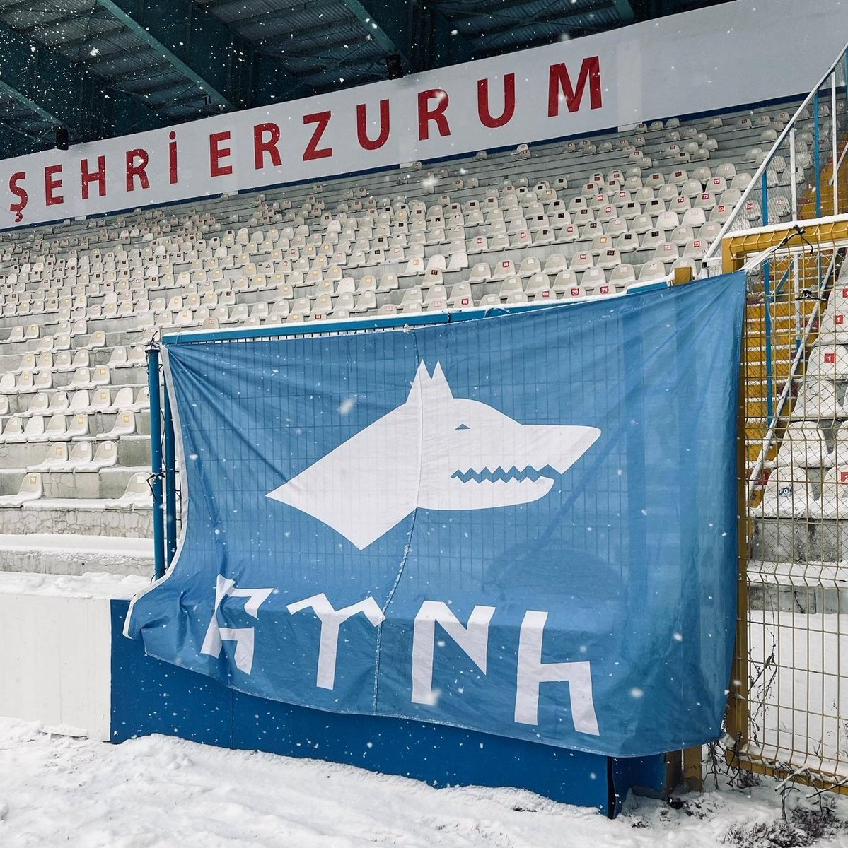 Amedspor ile derdiniz ne?
Çünkü:
🔹️amedspor Şehit taziyesi vermez,
🔹️Milli bayram kutlamaz,
🔹️12 Şehit varken "bizimkilerin keyifler yerinde" diye paylaşım yapar,
🔹️teröristlerin saç örgü akımına destek verir,
🔹️Türk Bayrağına yapılan saldırıyı kınamaz!
#Erzurumspor