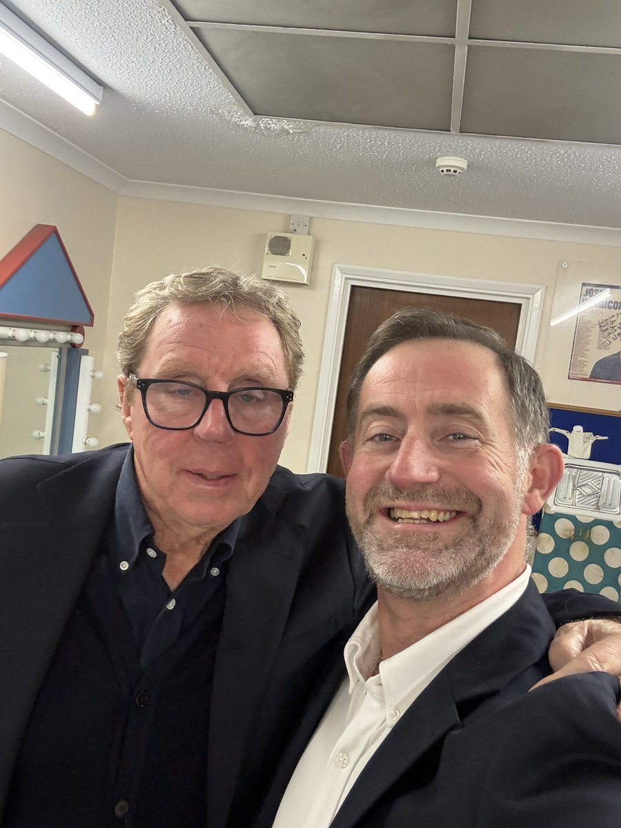 Back on stage with one of my very favourites last night, Harry Redknapp! Over 600 in Chatham to listen to his brilliant stories! Thank you <a href="/MHMMediaGroup/">Michael Hall Mcpherson</a> 
#host #presenter #interviewer #compere #EventHost