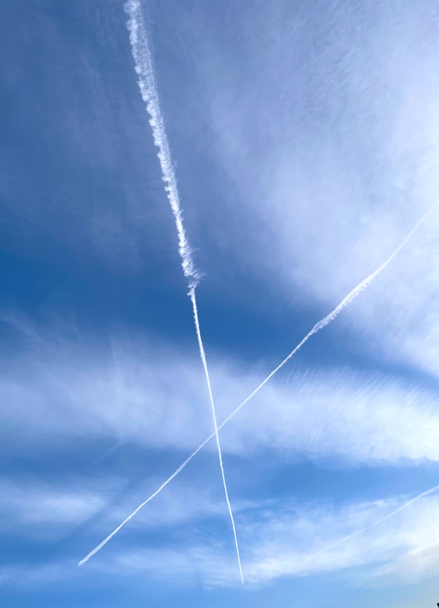 azumarooo2's tweet image. 朝空見上げたらえっくすだった