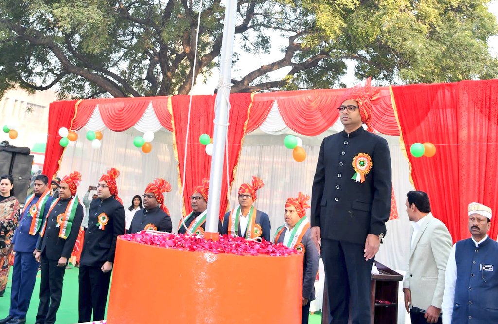 dm_firozabad's tweet photo. 77वें गणतंत्र दिवस के पावन अवसर पर जिलाधिकारी  @RameshRanjanIAS द्वारा कलेक्ट्रेट परिसर में ध्वजारोहण किया गया। इस दौरान समस्त अधिकारी एवं कर्मचारियों ने देश की एकता व अखंडता को अक्षुण्ण रखने का संकल्प लिया। @CMOfficeUP @InfoDeptUP @ChiefSecyUP https://t.co/drClvtN2NU