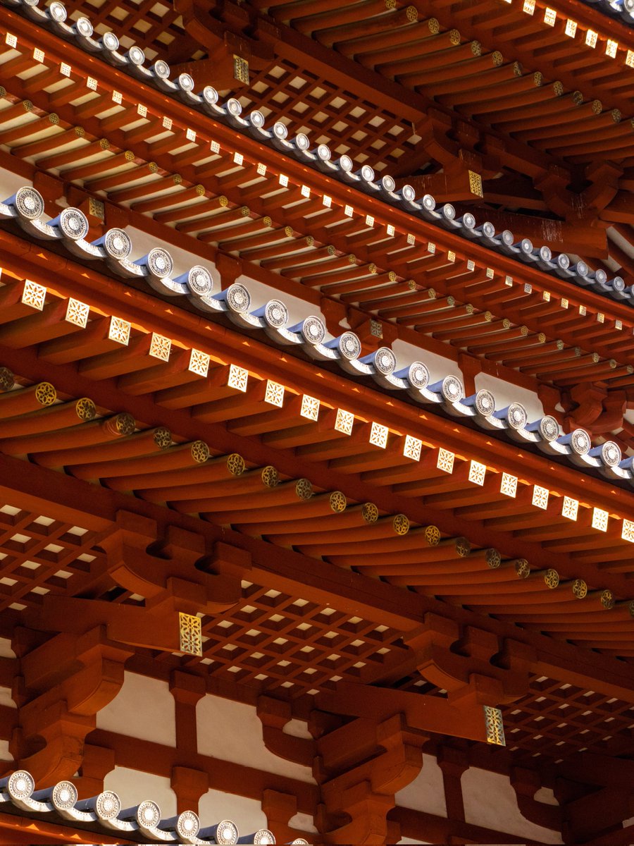 組物の幾何学が織りなす
緻密で堅実な 日本の構造美。

(奈良・薬師寺  西塔)