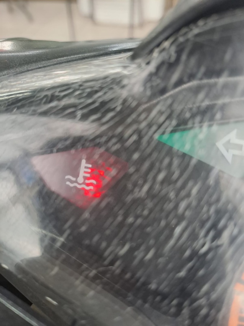 jogja_base's tweet image. Sender habis ganti ban belakang, jd ban tubeless. Trs waktu di jalan, tbtb ikon merah itu nyalaa. Plis ini harus gmnn ya lur? Sender cewee jd takutt😭😭
Makasii