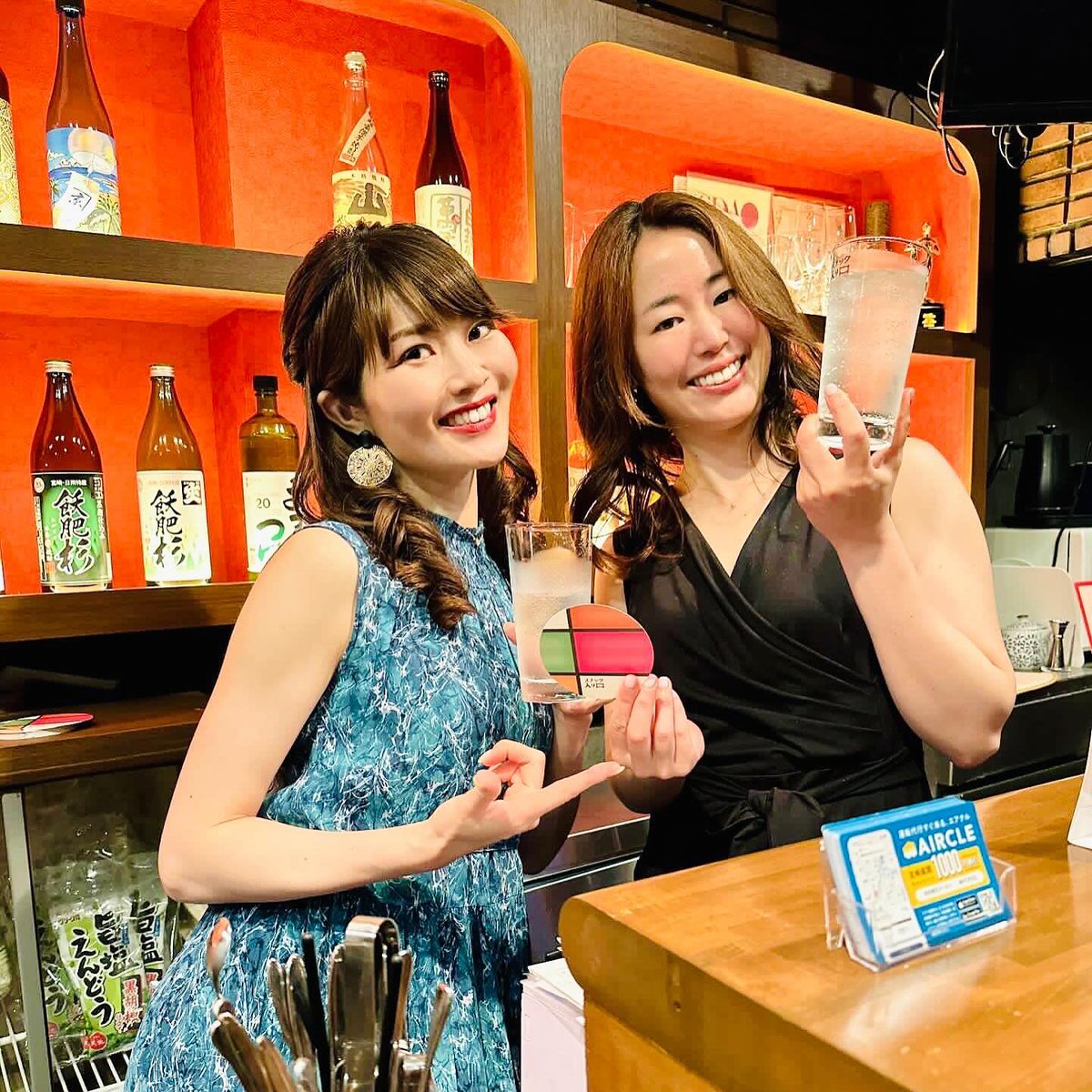 Snack_Iriguchi's tweet photo. みなさま、いかがお過ごしでしょうか。銀座・コリドー街の人気スナック「スナックデルソーレ」の恵ママと麻里ママが、本日、スナック入り口に！20時～22時の短い時間ですが、空いている方、ぜひ！料金は通常料金

#ニシタチ
#スナック
#スナック入り口
#日本一のスナック街
#北のススキノ南のニシタチ https://t.co/Tr1k885jLr