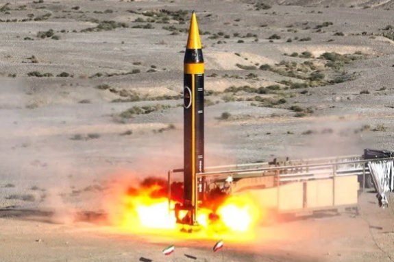 IranDefenceForc's tweet image. Sejjil missile 🇮🇷 during a test launch a reminder of Iran’s evolving defense capabilities. 🚀
