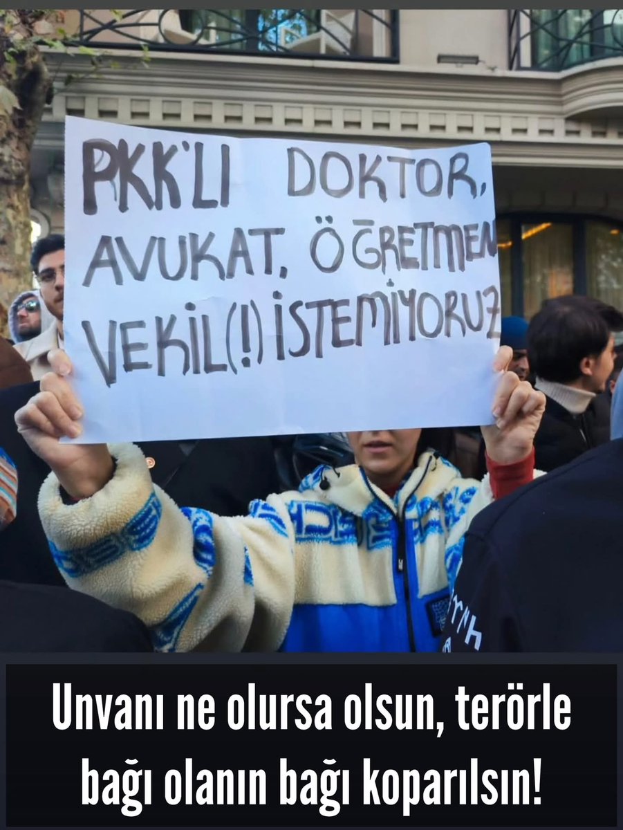 KaranliginKizi7's tweet photo. DEMEK Kİ NEYMİŞ !
👉🇹🇷TC DEVLET KURUMLARINDA🇹🇷👈
#PKK #YPG #PYJ #KCK #SDG TERÖR ÖRGÜTÜ #ELEMANLARININ ARTIK #ÇALIŞTIRILMASINI da 
#TÜRK MİLLETİ #İSTEMİYOR https://t.co/D77wl9dV5r