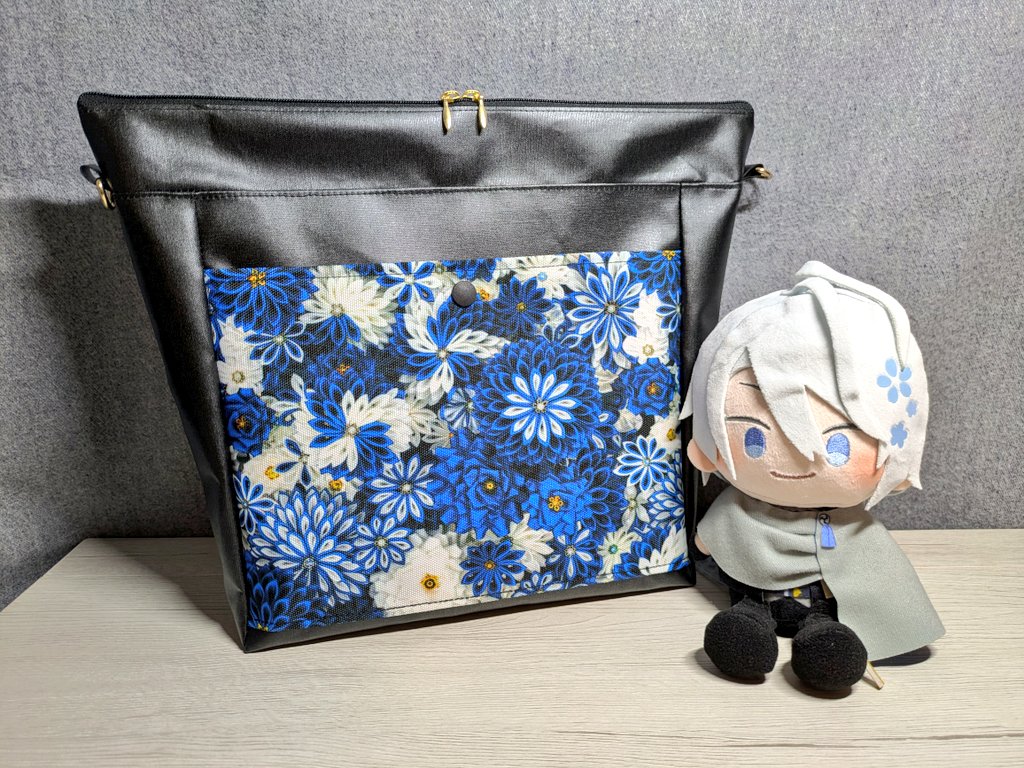 Yu_Kii_tsubaki's tweet photo. 【作品紹介】

◌◍┈┈┈┈┈┈┈┈┈┈┈

　20cmぬい[Duo]
　おでかけショルダーバッグ

　【おおきめサイズ・改】　

　―瑠璃―　(青)

　┈┈┈┈┈┈┈┈┈⿻*.·

わんぱくぬい2振りがゆったり入るサイズ感です。
ポケット付き。
🌟高さをUPしました🌟

#とうらぶ手芸部
#羽根ノ音。 https://t.co/oXbE1LELgq
