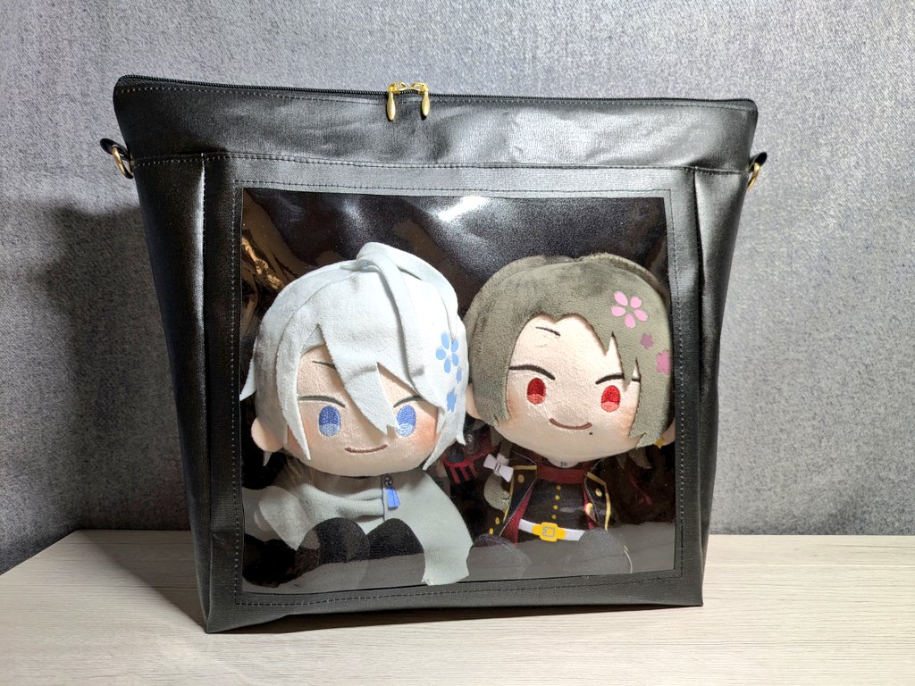Yu_Kii_tsubaki's tweet photo. 【作品紹介】

◌◍┈┈┈┈┈┈┈┈┈┈┈

　20cmぬい[Duo]
　おでかけショルダーバッグ

　【おおきめサイズ・改】　

　―瑠璃―　(青)

　┈┈┈┈┈┈┈┈┈⿻*.·

わんぱくぬい2振りがゆったり入るサイズ感です。
ポケット付き。
🌟高さをUPしました🌟

#とうらぶ手芸部
#羽根ノ音。 https://t.co/oXbE1LELgq