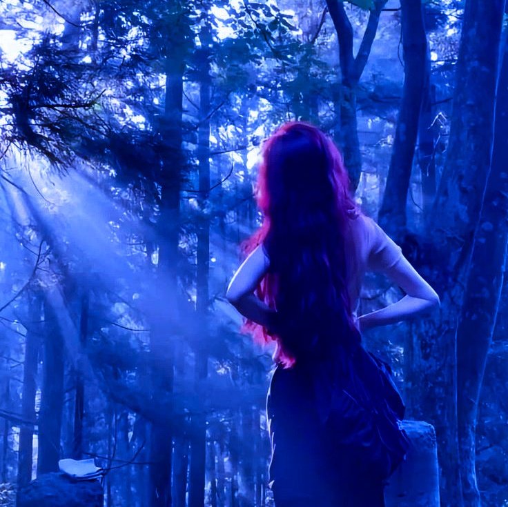 AzureRoot's tweet image. Bom dia e boa semana para todo mundo! Tão cedo e eu já precisei vir ao Bosque dos Sussurros para resolver um probleminha, logo estarei voltando pra cidade, mas até lá, é hora de visitar Elya e a vovó.