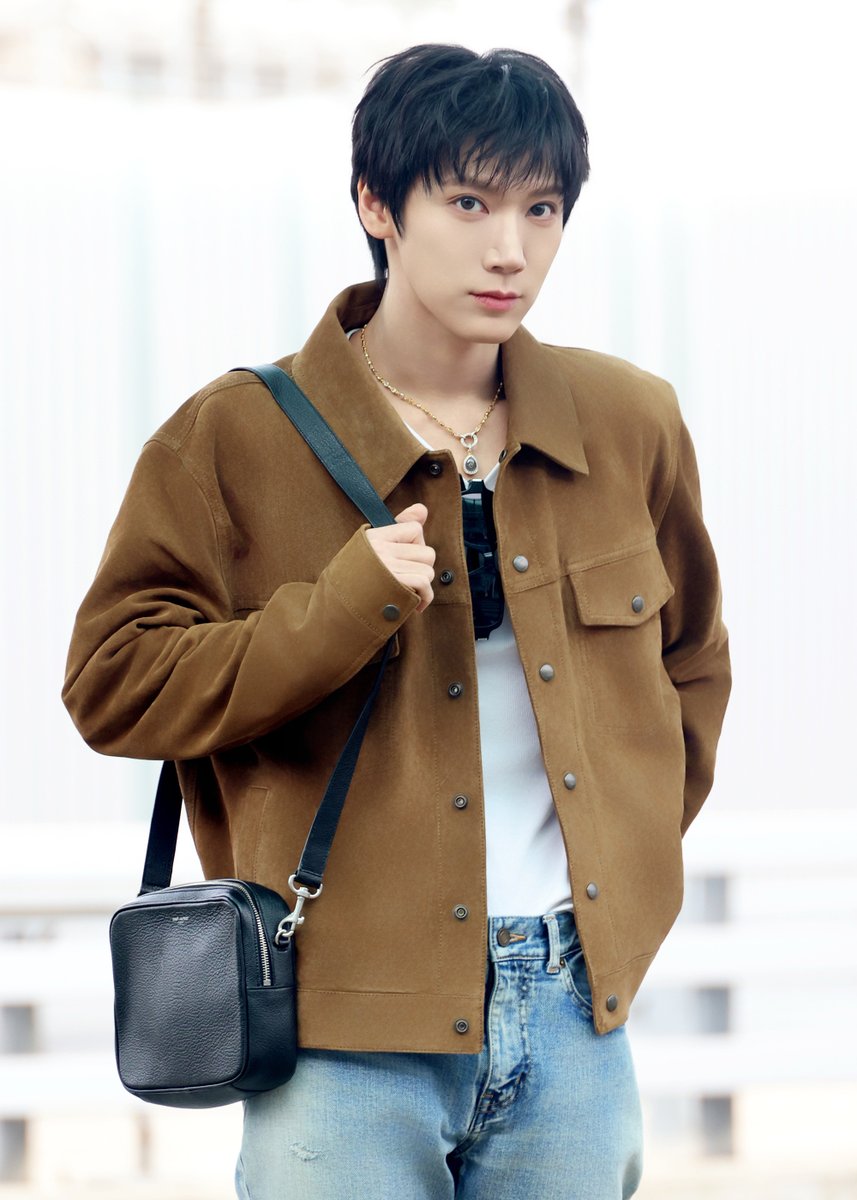 iconsiam's tweet image. ออร่าหล่อเริ่มแผ่ปกคลุมพื้นที่รันเวย์แล้ว💜 #TEN BA SAINT LAURENT พร้อมเดินทางมุ่งหน้าสู่แฟชั่นวีค เข้าร่วม Saint Laurent Men’s Winter 2026 Show ณ กรุงปารีส ประเทศฝรั่งเศส

#TENtoYSL2026Show #YSL #YvesSaintLaurent #SaintLaurent #ICONSIAM #ICONLUXE