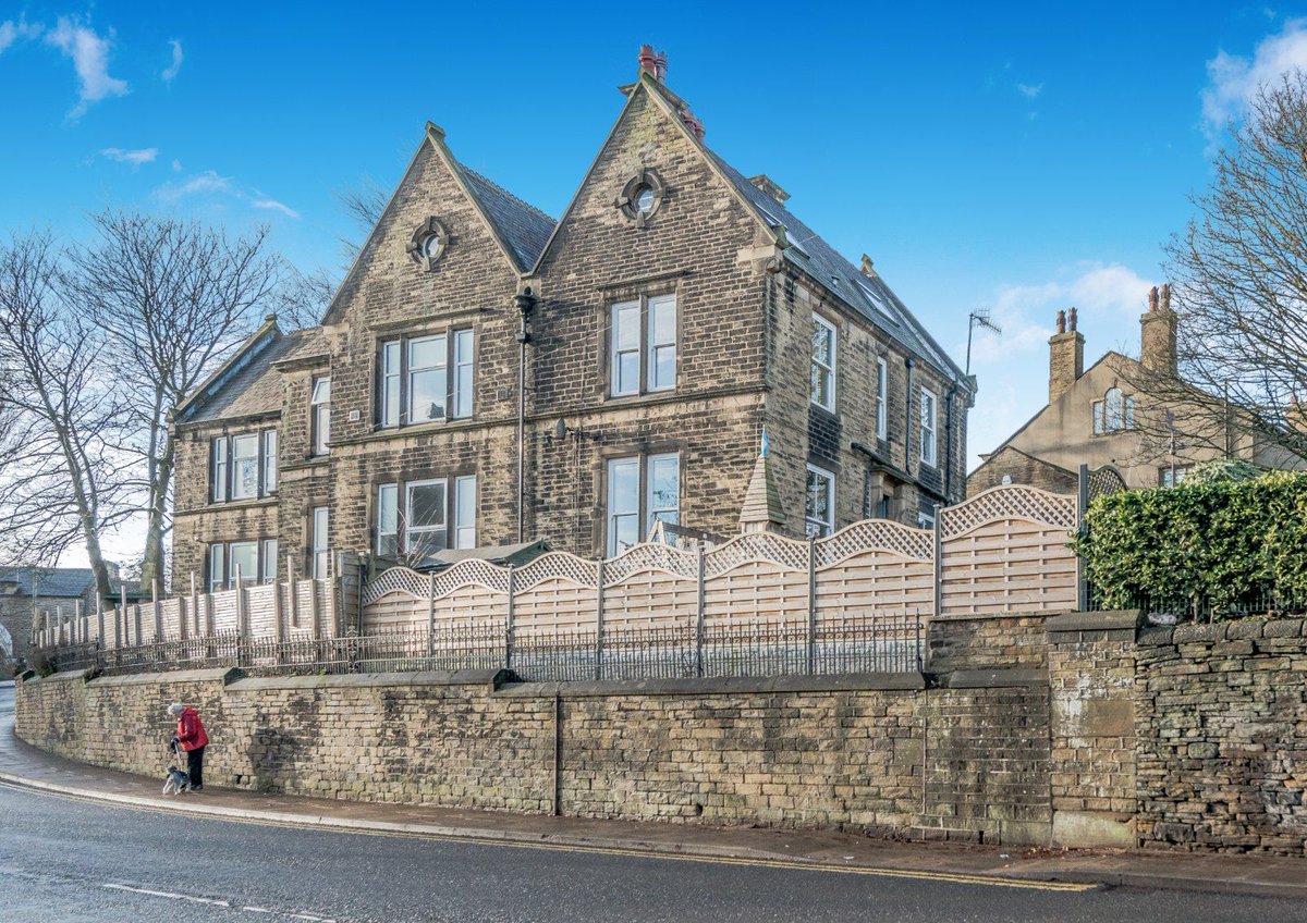robertwatts_'s tweet photo. Looking for a home filled with character? This stunning stone-built property could be perfect for you.

📍 The Old School Room, Town Lane, Idle, Bradford, BD10
🛌 Four bedrooms | 🛁 Two bathrooms 

Ready to find out more? Book a viewing with us today:
📞 01274 614804 https://t.co/SxCejZYwG7