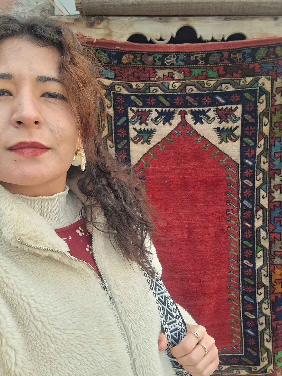 aysenazcimen14's tweet image. Bebek katili Öcalan'ın hediye ettiği kilimdeki kanı göremeyenler...
Kanlı elleriyle saçlarını örenler...

Ben Yörük kızıyım.
Anadolu'nun bağrında, herkesin unuttuğu o yaylalarda çadırını #Türk için tüttüren atalarımın torunuyum.
#kilim de benim.
#saç örgüsü de.