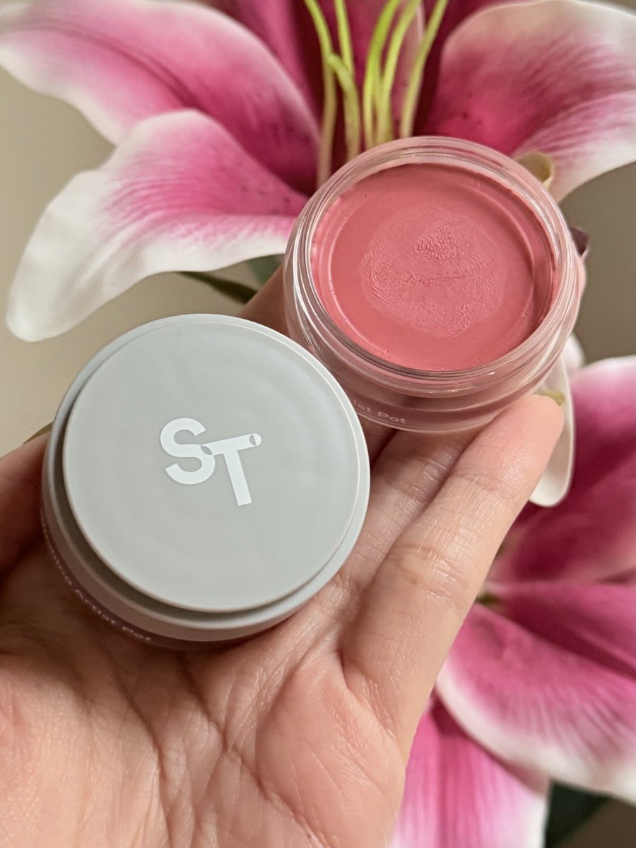 beautales_'s tweet photo. aku punya 2 shades: Rosy Romance &amp; Rouge Amour, di foto atas aku pake yg rosy romance yaw

⭐️ Rosy Romance: soft rosy pink
⭐️ Rouge Amour: deep red https://t.co/zC8haXF4IX