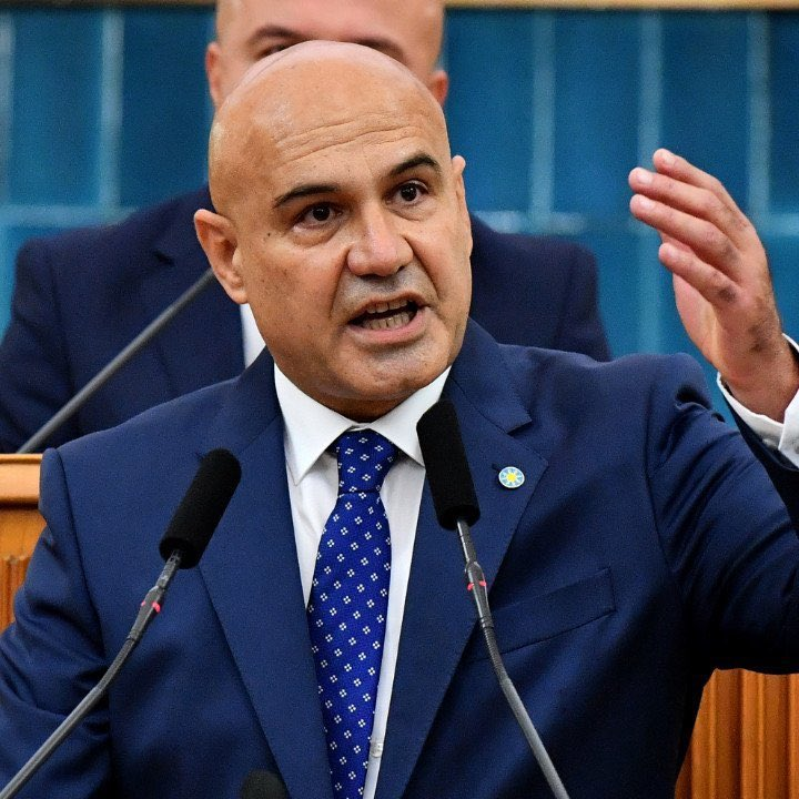 İYİ Partili Turhan Çömez:

“Kız çocuklarını, saçlarını örüp okullarına göndermesi gerekenler, onları dağa gönderip kendi saçlarını örüyorlar.

Sonra da kadın hakları, özgürlük hareketi diye, sırça saraylarından nutuk atıyorlar.”