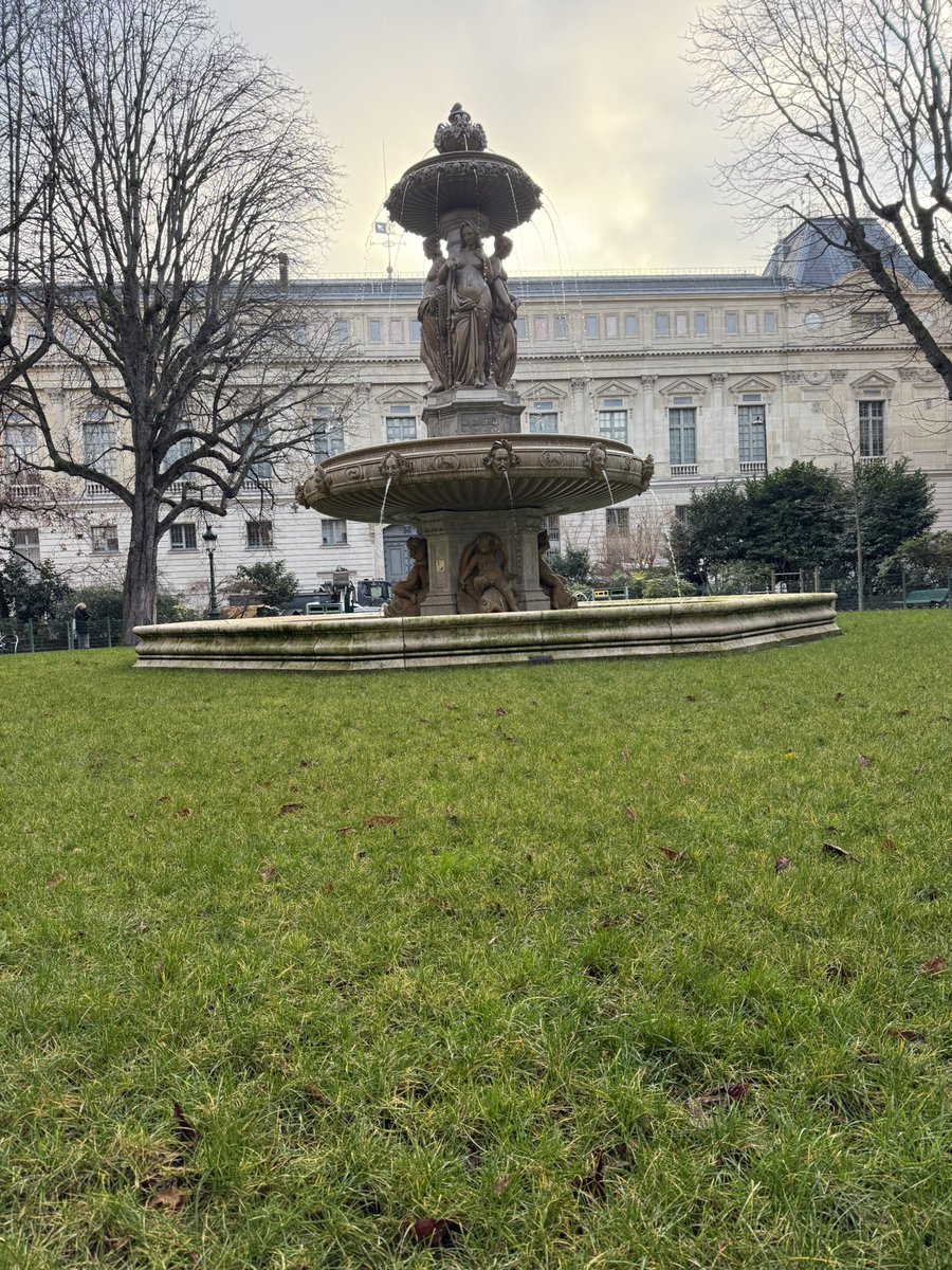 Des trottoirs élargis, une rue d’école consacrée aux piétons et aux enfants, avec des jeux dessinés au sol, avec des arbres et des plantes qu’ils plantent eux-mêmes, un square à la fontaine restaurée et la pelouse bichonnée, un lieu de mémoire : le Paris qu’on veut et qu’on fait.