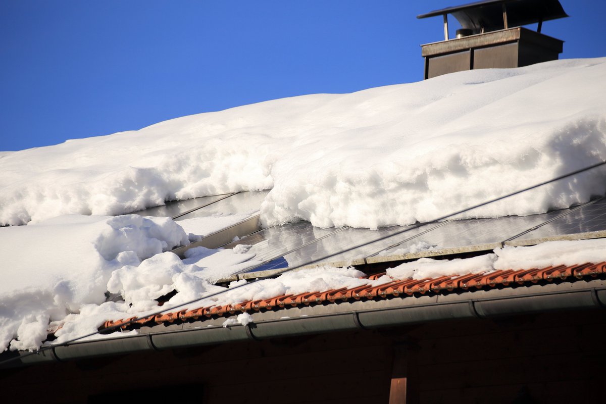 ❄️ #𝗦𝗻𝗼𝘄 𝗼𝗻 𝗣𝗩 𝘀𝘆𝘀𝘁𝗲𝗺𝘀 = 𝗰𝗮𝗹𝗰𝘂𝗹𝗮𝘁𝗲𝗱 𝗹𝗼𝗮𝗱 𝗰𝗮𝘀𝗲
PV modules are tested for high snow loads in accordance with IEC 61215. Evenly distributed snow is not critical – manual removal can do more harm than good. 
#WINAICO #Snowload #Solar #Solarforexperts