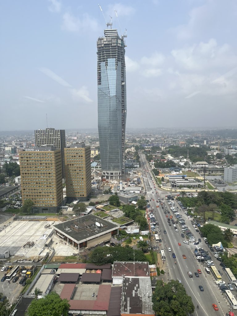 Ce n’est pas le Burj Khalifa de Dubaï.

Il s’agit de la Tour F, un projet emblématique de 400 mètres en construction à Abidjan, Côte d’Ivoire 🇨🇮.

Une fois achevée, elle deviendra le plus haut gratte-ciel d’Afrique, dépassant la tour d’Égypte 🇪🇬, actuelle détentrice du record