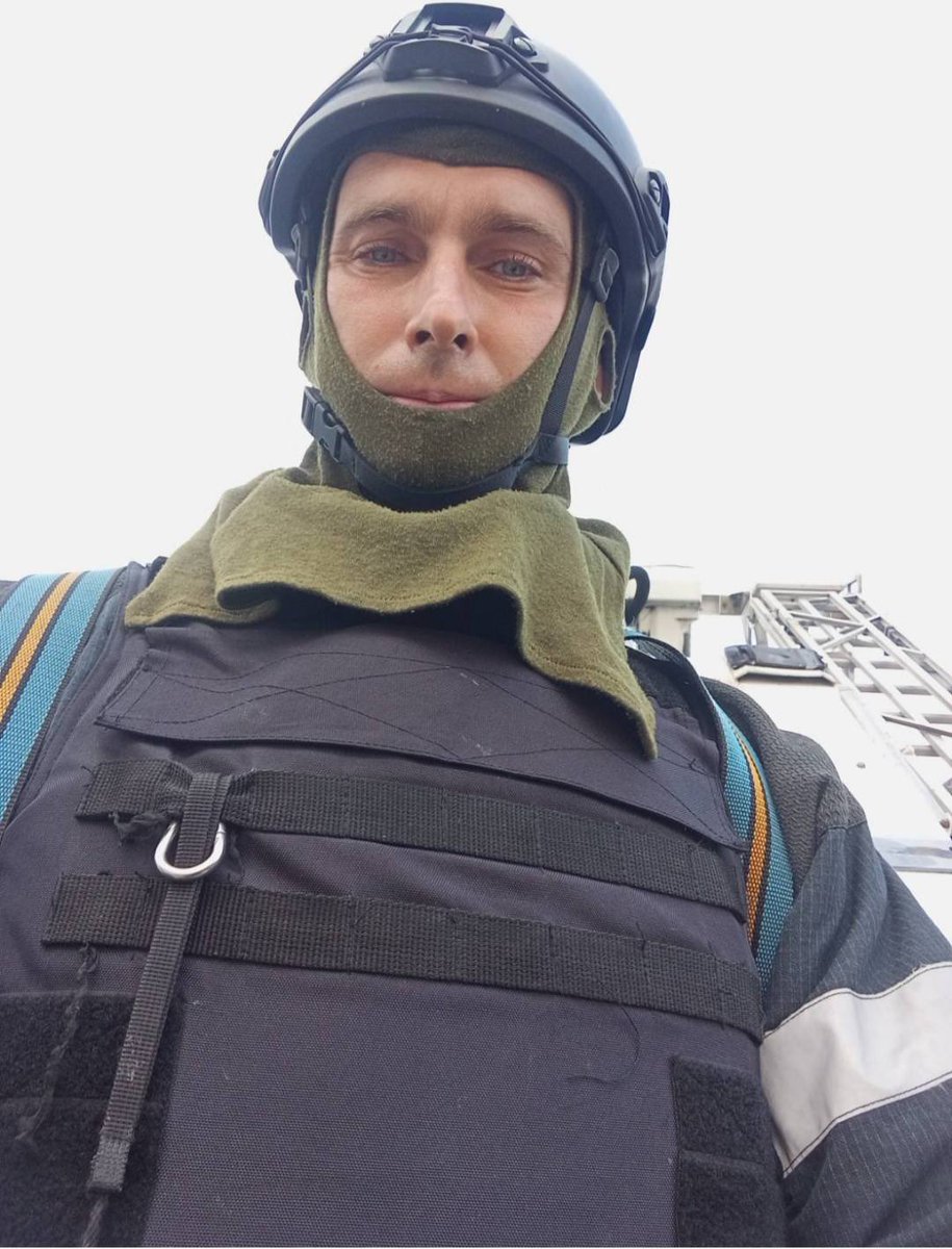 After 18 days of fighting for his life, 36-year-old firefighter and rescuer Oleksandr Zibrov has died. He was critically injured during a secondary Russian strike on January 9 in Kyiv’s Darnytskyi district, the State Emergency Service reported.