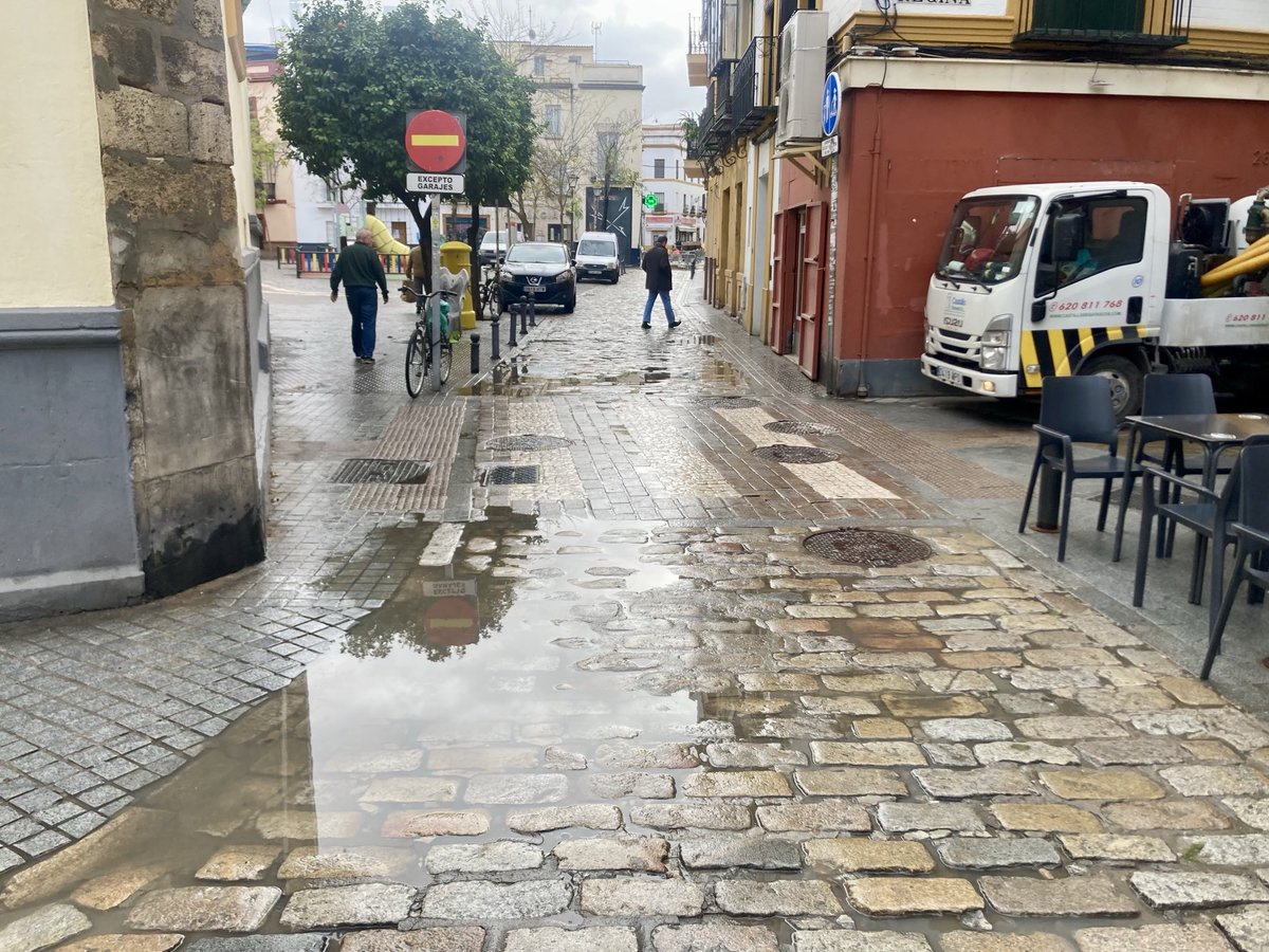 ⁦<a href="/jlsanzalcalde/">José Luis Sanz</a>⁩ ⁦<a href="/EmergenciasSev/">Emergencias Sevilla</a>⁩ ⁦<a href="/Trafico_Sevilla/">Tráfico en Sevilla</a>⁩ ⁦<a href="/Ayto_Sevilla/">Ayuntamiento de Sevilla</a>⁩ San Juan de la Palma/Regina. Obra acabada hace escasos meses y nuevo lago interior cuando llueve.