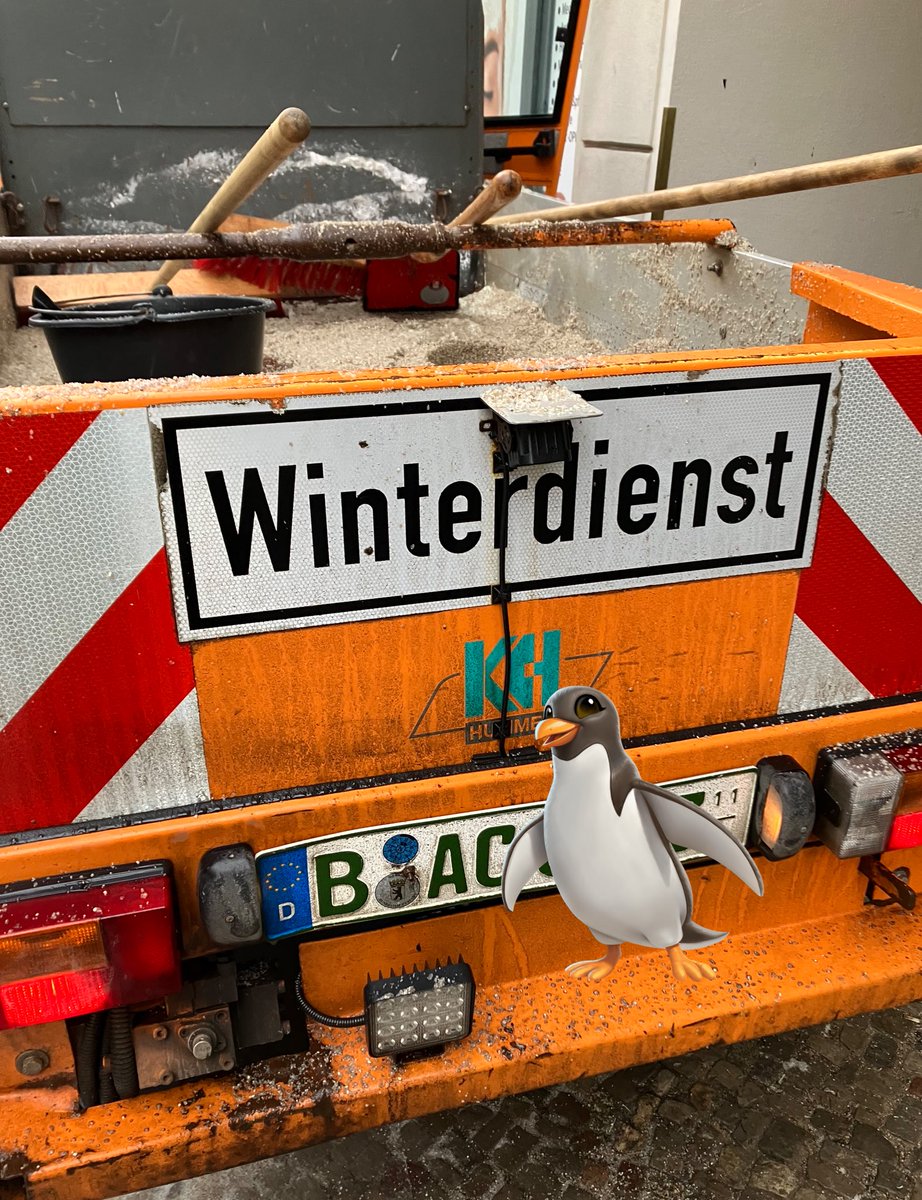 BrunellaCapitan's tweet photo. #Berlin under the ICE .. quite dangerous
and yet only few houses get the special services and ice “treatment” In their gardens too!!
Why only 2 houses in the full long street? They have a special list to follow
Public service? Private? #B2601 🤷🏻♀️ https://t.co/xvf3hkqaxr