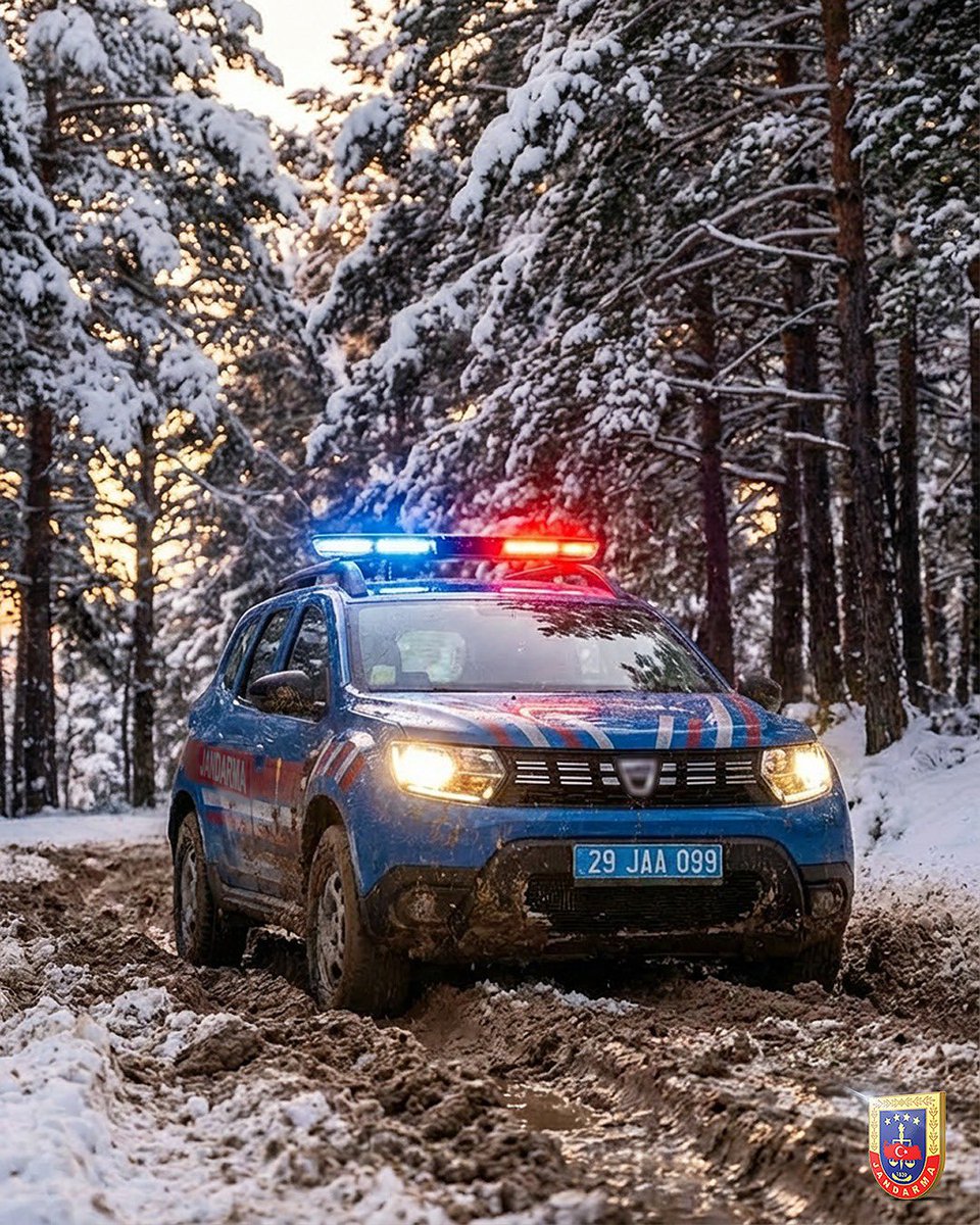 Yüce dağlar önümüzde sıra sıra uzanır,
En sarp kaya, coşkun ırmak bizi yakından tanır!🇹🇷

Devriyelerimiz zorlu hava ve arazi şartlarına rağmen görevlerine devam ediyor.

📍Gümüşhane

#Jandarma
#JandarmaAsayiş