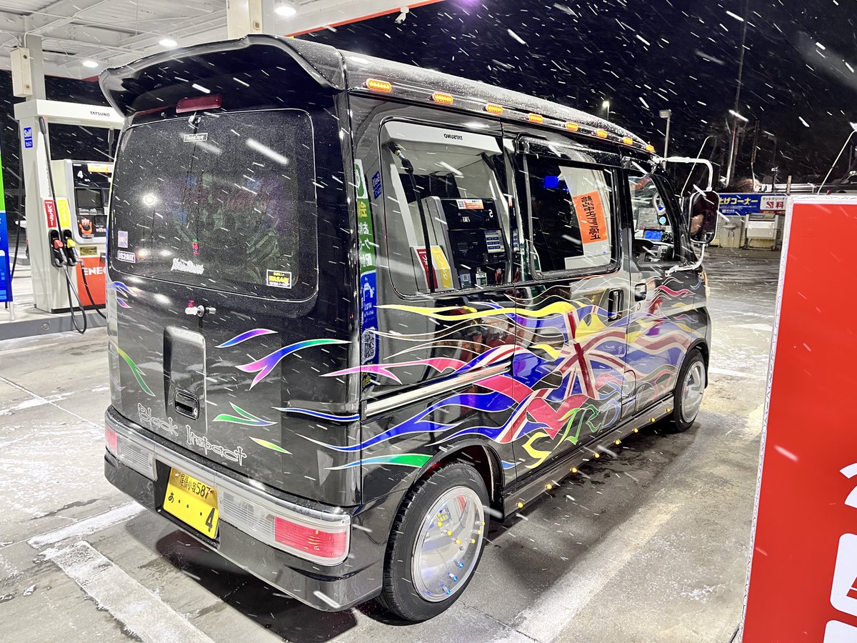 hideSTARDUST's tweet photo. ここ最近、伊那に行くと大雪⛄️

いろいろと進化してますが一部。
.

純正ミラー外したところを埋める為
ブラックホール製作✨

乃木坂仕様に♫
.

前 車両からテーブル外して装着！

スワロぼろぼろなので今後直します。

#チームスターダスト
#アトレーワゴン #S331G
#乃木坂46 https://t.co/vMZzmgs7de