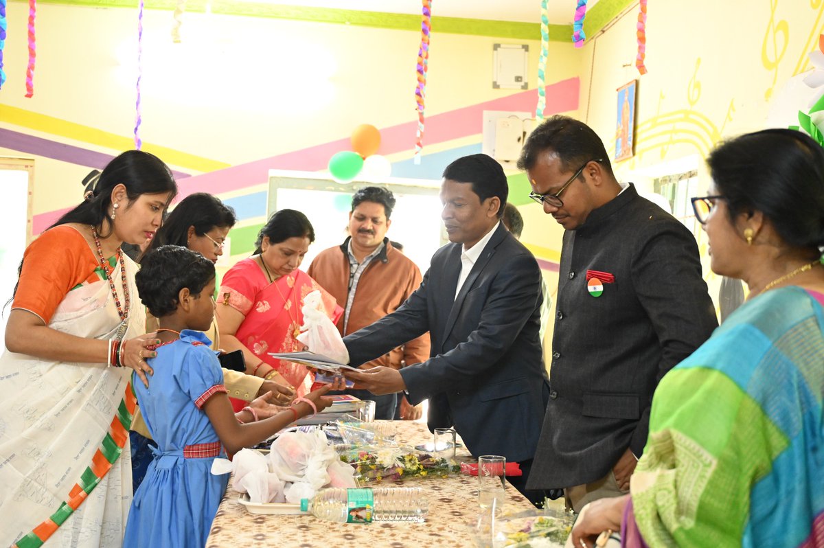 DM_Mayurbhanj's tweet image. On the auspicious occasion of  77th District level Republic Day the Chief Guest distributed Sweets to the inmates of Utkal Balashram &amp;amp; encouraging them through inspirational words.