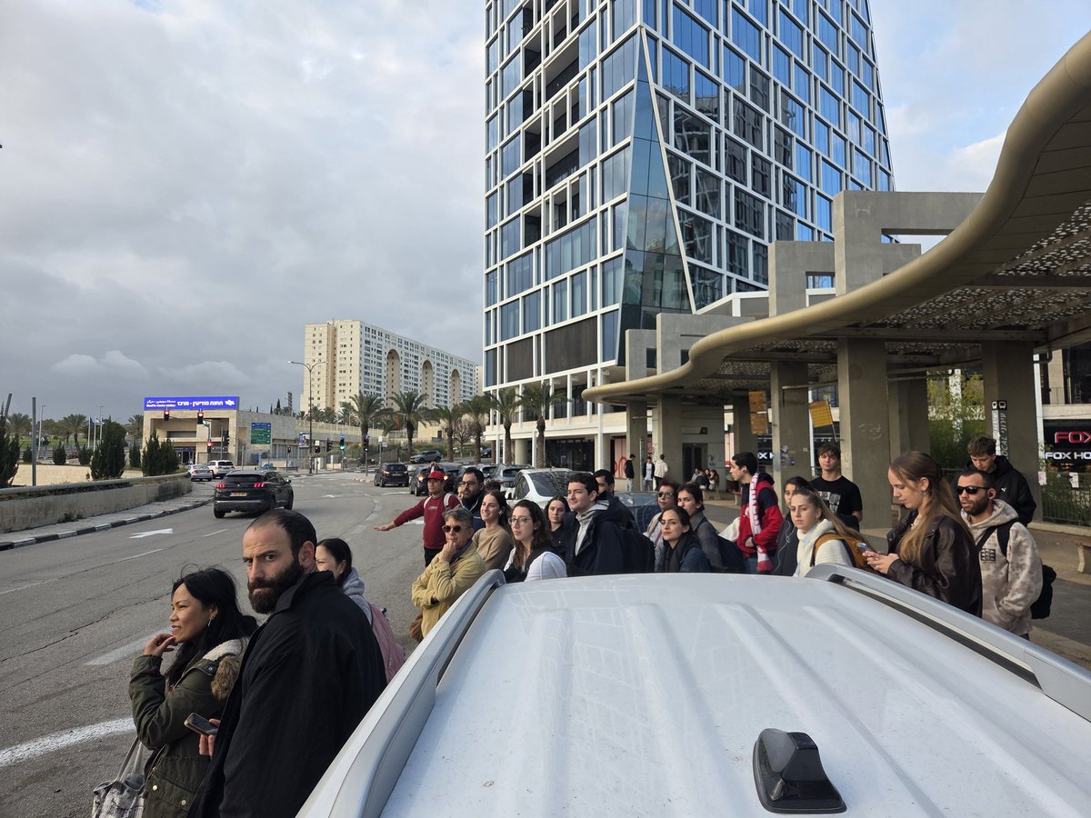 למישהו זה נראה הגיוני? העירייה מסרבת לאכוף חניה בתחנת אוטובוס ומסכנת עשרות אנשים!
#פידתחבורה