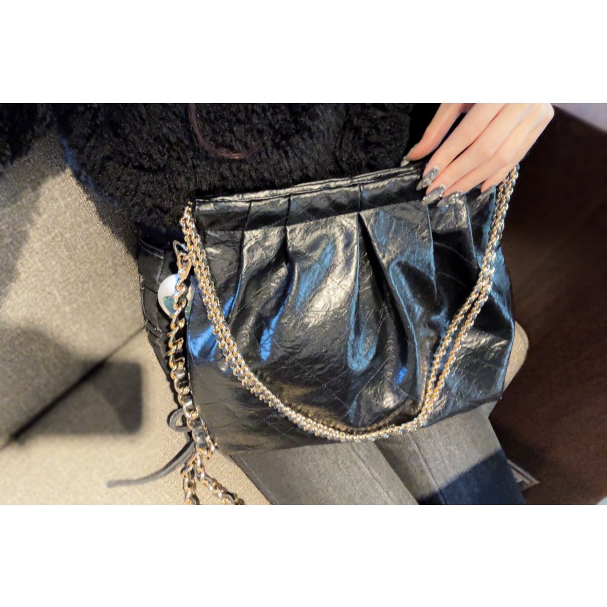 自分への誕生日プレゼントに買ったCHARLES&KEITHのバッグ可愛い上に使い勝手良すぎて毎日使ってる…上が磁石で開閉するようになってるから荷物取り出しやすすぎて日々のストレスが軽減される…  何の服にも合うしこれで16,900円は流石に価格設定誤ってると疑うレベル…ベスト ...