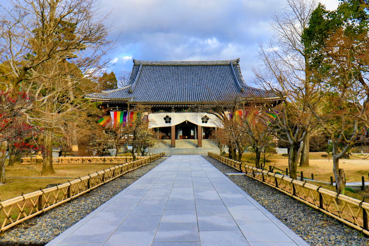 #智積院
#真言宗智山派総本山
#金堂(本堂)
御本尊の #金剛界大日如来様 が安置されてます。
撮影時は、夕方の勤行中🙏🏽でした。勤行中の様子、拝見出来ます。
2026.1.23撮影