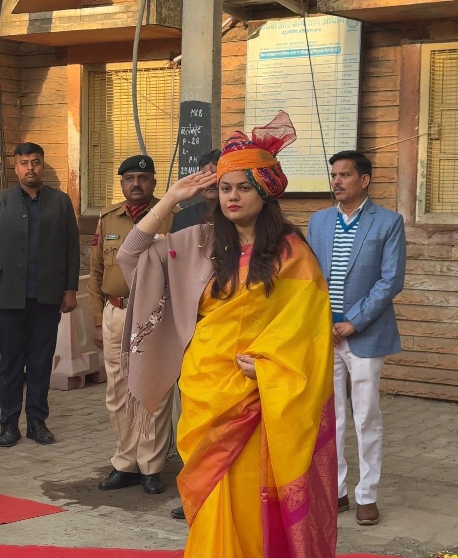 Satish_bish9e_'s tweet photo. आजकल हमारे देश में मेहनत से ज़्यादा महत्व मोबाइल कैमरे को मिल गया है।

जिसके पास कैमरा है वही जज है और जिसके पास इंटरनेट है वही न्यायाधीश..!!

सोशल मीडिया की अदालत में अब डिग्री नहीं देखी जाती ड्यूटी नहीं देखी जाती सिर्फ एक फ्रेम देखा जाता है और उसी एक फ्रेम से पूरा चरित्र बना दिया जाता है।

इसी अदालत में आज बाड़मेर जिला कलेक्टर IAS "टीना डाबी"भी पेश कर दी गईं।

टीना डाबी..!!

जो किस्मत की नहीं कड़ी मेहनत की पैदाइश हैं।
जो संयोग नहीं संघर्ष की मिसाल हैं।

लेडी श्रीराम कॉलेज जैसे प्रतिष्ठित संस्थान से
स्नातक होना और फिर मात्र 22 वर्ष की आयु में
देश की सर्वाधिक कठिन परीक्षा
#UPSC में प्रथम प्रयास में प्रथम स्थान प्राप्त करना उनकी विलक्षण प्रतिभा को दिखाता हैं।

टीना डाबी प्रशिक्षण काल के दौरान भी उत्कृष्ट प्रदर्शन करते हुए राष्ट्रपति से स्वर्ण पदक प्राप्त कर चुकी हैं।

और फिर सीमांत ज़िले बाड़मेर में जहाँ रेत ही सबसे बड़ा सच है वहाँ उन्होंने बारिश को उम्मीद में बदल दिया।

वर्षा जल संरक्षण को एक आंदोलन का स्वरूप देते हुए सूखे की भूमि पर जीवन की बुनियाद रखी।

इसी अभिनव और जनकल्याणकारी प्रयास के लिए एक बार फिर राष्ट्रपति द्रौपदी मुर्मू द्वारा
राष्ट्रीय सम्मान और दो करोड़ रुपये की प्रोत्साहन राशि देकर सम्मानित किया गया।

लेकिन अफ़सोस…
आज उन्हें ट्रॉल किया जा रहा है ध्वजारोहण के दौरान एक पल के लिए सलामी की चूक के कारण..!!

द खटक के रिपोर्टर अशोक शेरा के अनुसार
ध्वजारोहण के समय स्थिति यह थी कि मीडिया बंधु और कई अधिकारी एक तरफ खड़े थे और लगातार आवाज़ दे रहे थे 

मैडम इधर देखिए...इधर देखिए…

अब भला बताइए जिस ओर से कैमरे हों और पाँच लोग एक साथ आवाज़ दें तो कोई भी इंसान पहले उसी तरफ ही देखेगा।

यह कोई राष्ट्रद्रोह नहीं मानवीय स्वभाव है।

#टीना_डाबी ने भी वही किया 
पहले मीडिया की ओर मुड़ीं और जैसे ही औपचारिकता समझ में आई तुरंत सही दिशा में घूमकर पूरा मार्च विधिवत पूरा किया।

बस इतनी सी बात लेकिन हमारे सोशल मीडिया के स्वघोषित देशभक्तों ने इसे मुद्दा बना दिया और मुद्दे को हथियार..!!

क्योंकि कुछ लोगों को काबिलियत से नहीं पहचान से परेशानी होती है।

उन्हें अफ़सर से नहीं एक दलित बेटी की उड़ान से डर लगता है।

यह ट्रोलिंग नहीं असहजता है उस समाज की
जो आज भी चाहता है कि प्रतिभा कुछ घरों तक सीमित रहे।

टीना डाबी गलती नहीं टीना डाबी आईना हैं जो दिखा देती हैं कि मेहनत का कोई जाति प्रमाणपत्र नहीं होता और मेधा किसी खानदान की बपौती नहीं होती।

आज जो उन्हें घेर रहे हैं वे कल किसी और को घेरेंगे क्योंकि शोर की उम्र छोटी होती है और काम की उम्र लंबी।

टीना डाबी को इन ट्रोलर्स से डरने की ज़रूरत नहीं हैं क्योंकि जो लोग फ्रेम में जीते हैं वो इतिहास नहीं लिखते।

और जो लोग रेत में पानी उतार देते हैं उनकी सलामी की दिशा इतिहास खुद तय करता है।

स्तंभकार सतीश विश्नोई की कलम से ✍️ 

@dabi_tina 
@ashokshera94 
@TheKhatak