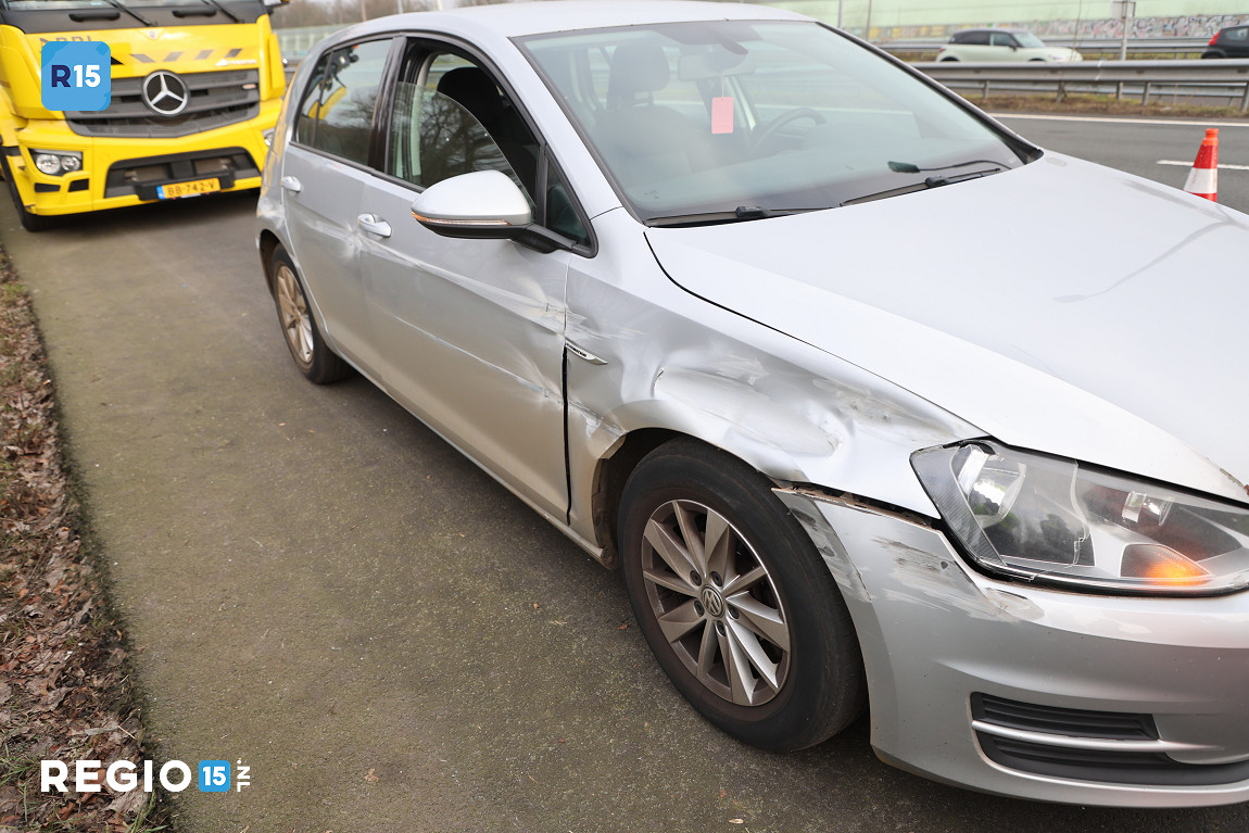 Ongeval tussen personenauto en vrachtwagen op A13 bij Delft Zuid