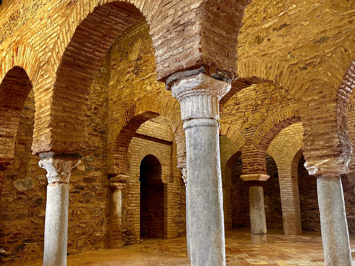 Almonaster la Real, emplazada en la Ruta de al-Mutamid, custodia uno de los grandes tesoros del pasado andalusí en la Sierra de Huelva: su mezquita rural, única en España, erigida durante el reinado de Abd al-Rahman III. Sobria y recogida, es un testimonio excepcional del arte